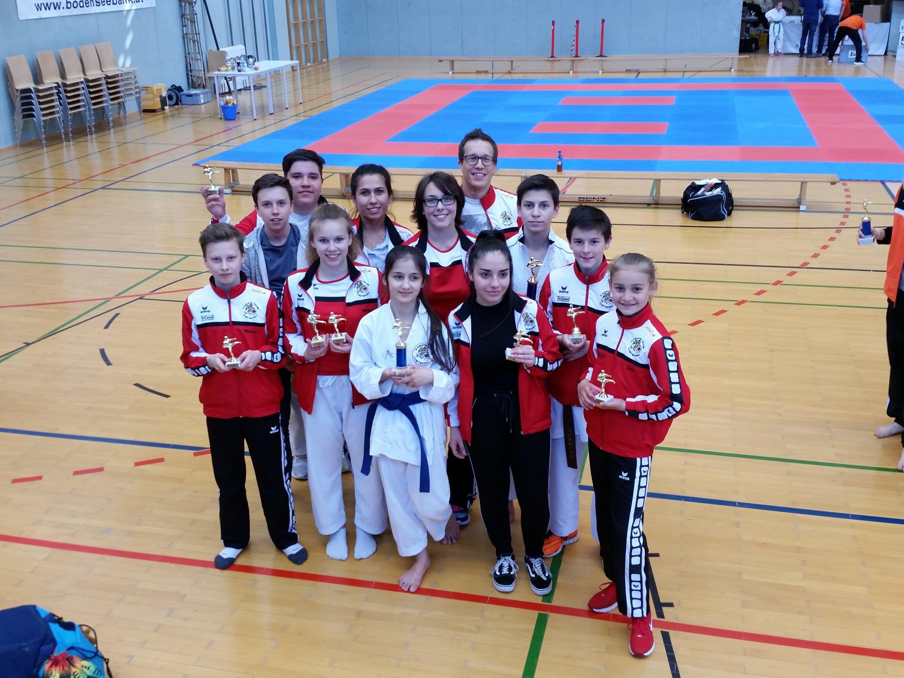 Über insgesamt 14 Medaillen durften sich die Lustenauer Karatesportler beim Nicki-Cup in Höchst freuen.