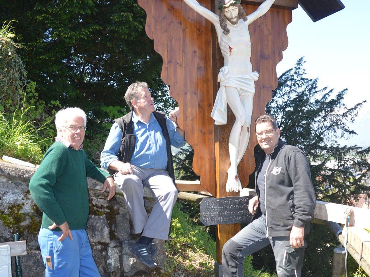 (v.l.) Peter Rauch, Franz Böckle und Helmut Jenny vor dem sanierten Wegkreuz am Liebfrauenberg. (v.l.) Peter Rauch, Franz Böckle und Helmut Jenny vor dem sanierten Wegkreuz am Liebfrauenberg.