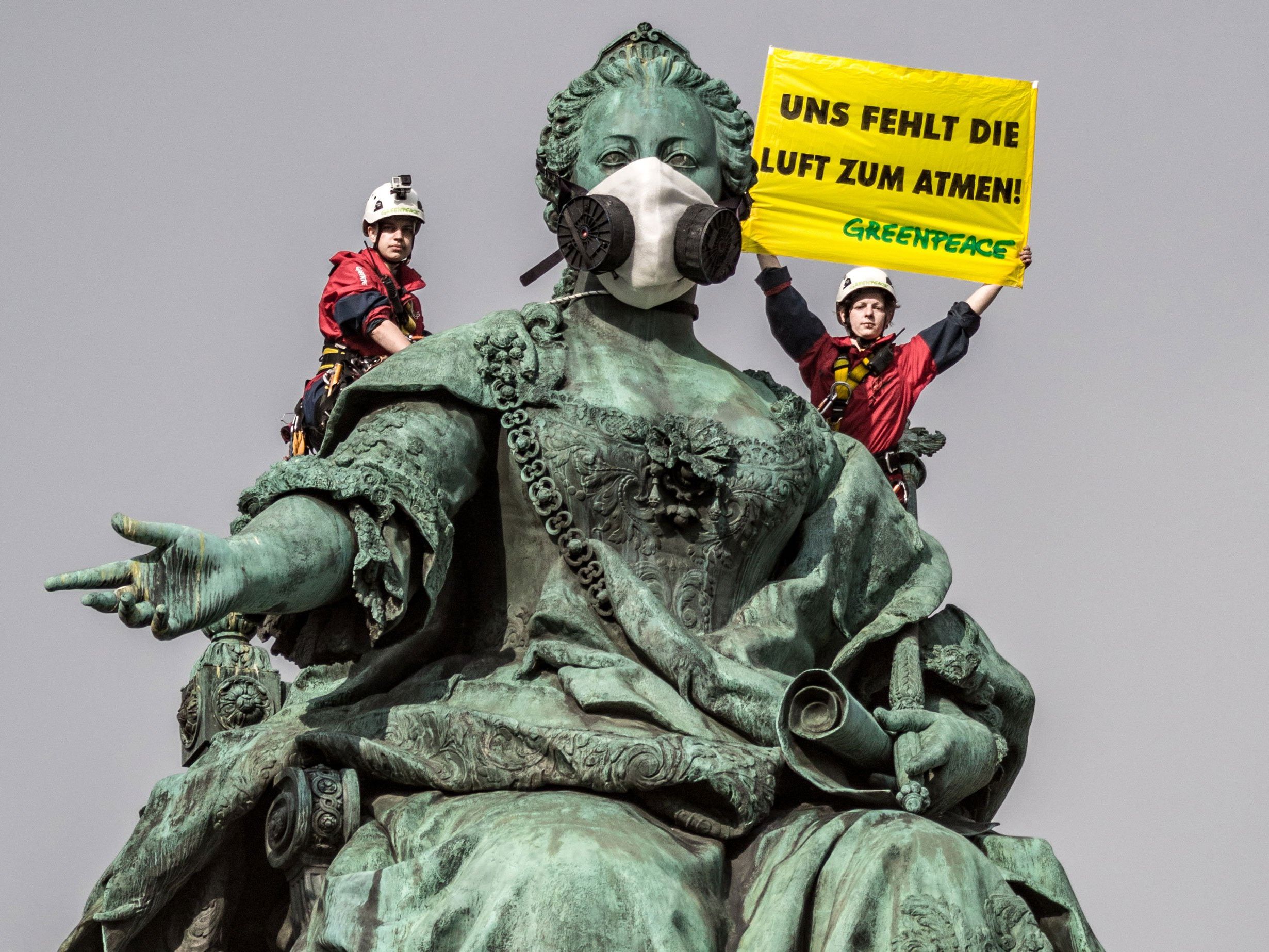Das Denkmal mit der Atemschutzmaske soll auf die schlechten Luftwerte aufmerksam machen. Das Denkmal mit der Atemschutzmaske soll auf die schlechten Luftwerte aufmerksam machen.