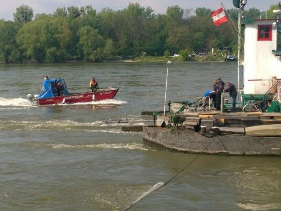 Einsatzkräfte auf der Donau bei Korneuburg.