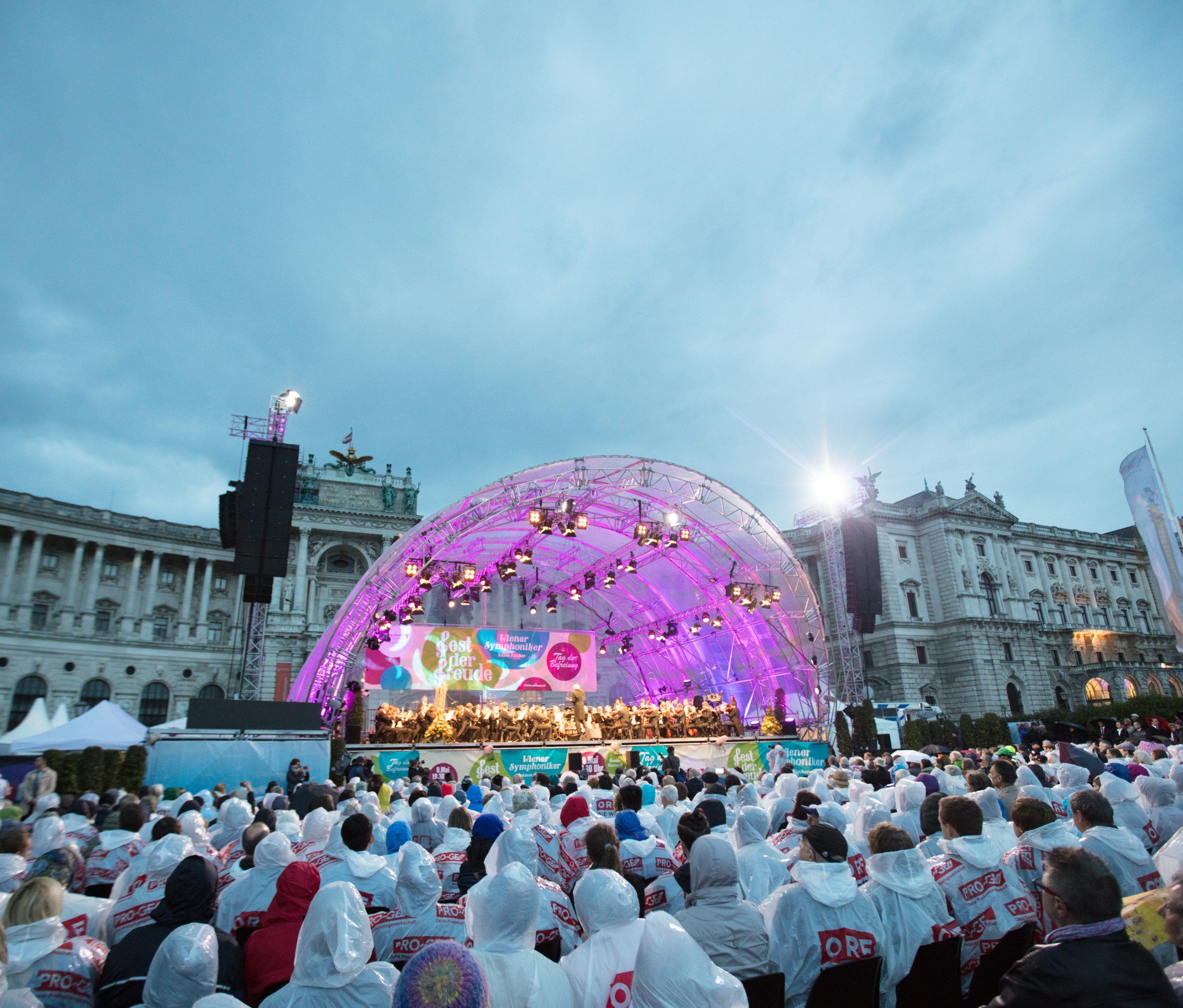 Das Konzert "Fest der Freude" der Wiener Symphoniker am Wiener Heldenplatz. Das Konzert "Fest der Freude" der Wiener Symphoniker am Wiener Heldenplatz.