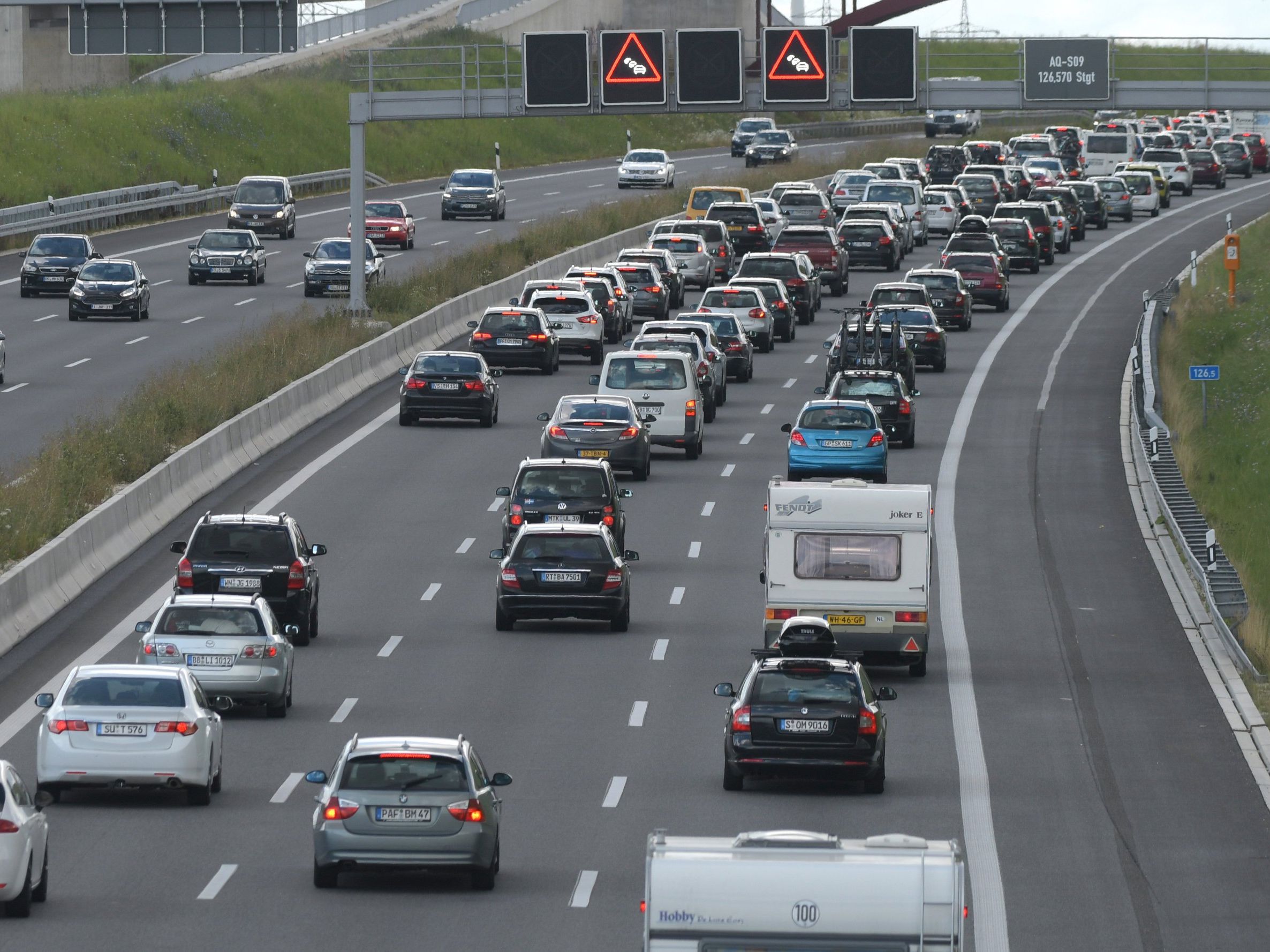 Besonders an den Grenzen wird zu Pfingsten Stau erwartet.