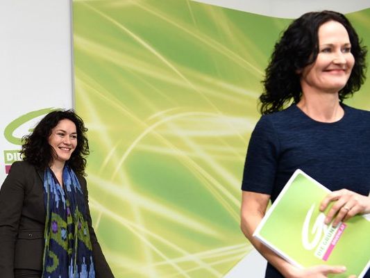 Die ehemalige Grünen-Bundessprecherin Eva Glawischnig (r.) und ihre Nachfolgerin Ingrid Felipe. Die ehemalige Grünen-Bundessprecherin Eva Glawischnig (r.) und ihre Nachfolgerin Ingrid Felipe.
