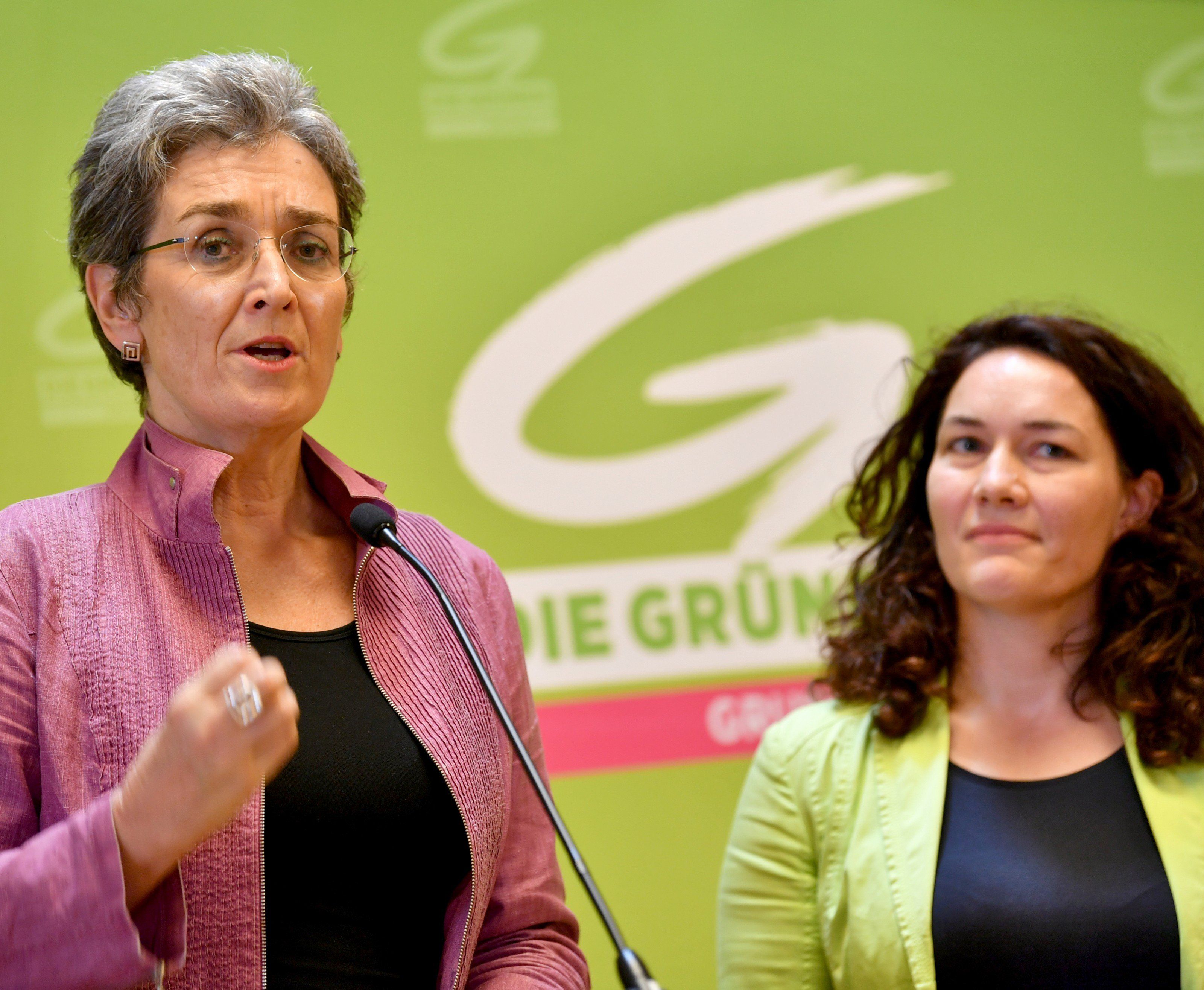 (v.l.) EU-Mandatarin Ulrike Lunacek, Tiroler LHStv. und stellvertretende Bundesvorsitzende Ingrid Felipe übernehmen (v.l.) EU-Mandatarin Ulrike Lunacek, Tiroler LHStv. und stellvertretende Bundesvorsitzende Ingrid Felipe übernehmen