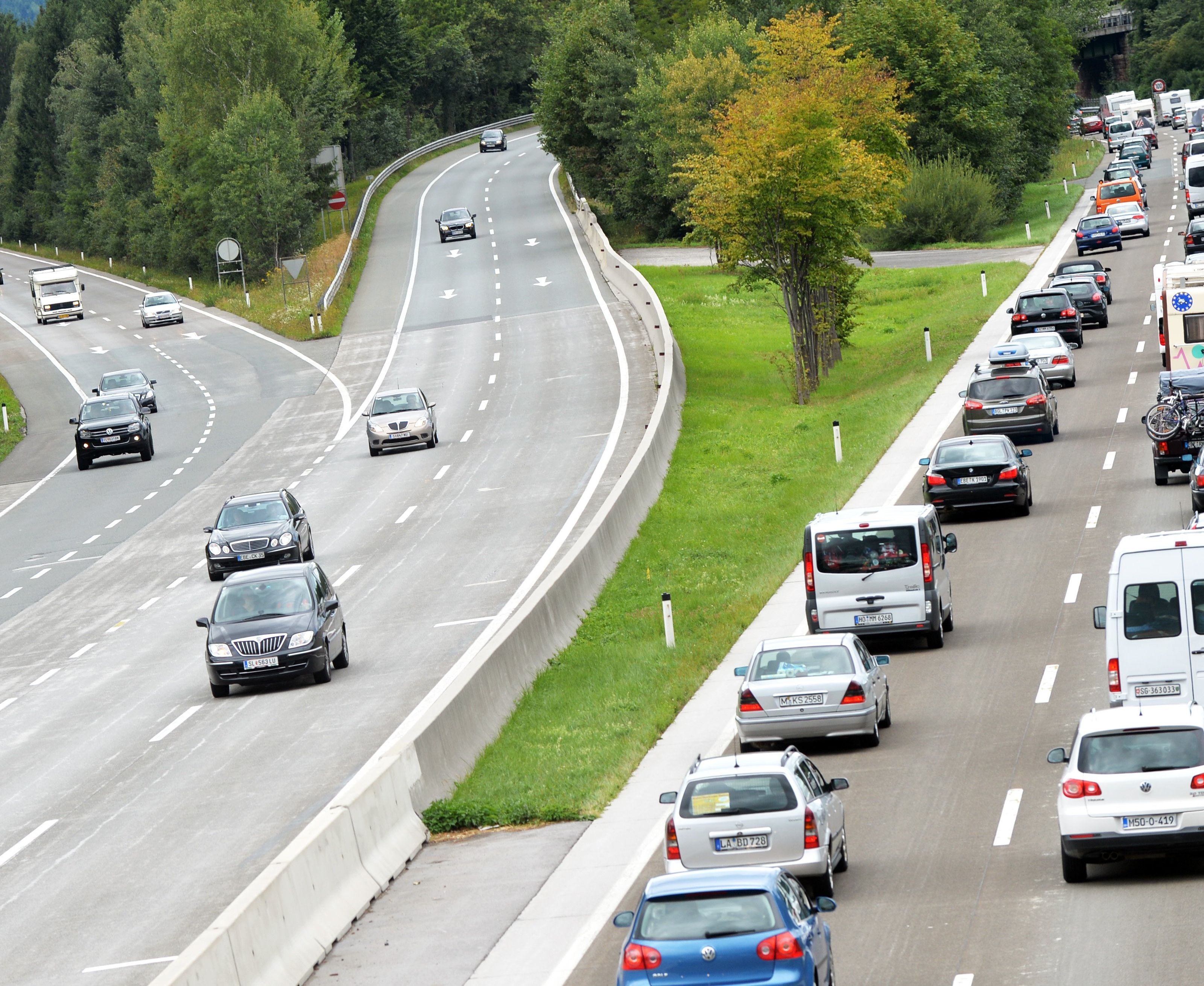 Herabfallende Gegenstände sind eine große Gefahr auf Autobahnen und Schnellstraßen. Herabfallende Gegenstände sind eine große Gefahr auf Autobahnen und Schnellstraßen.