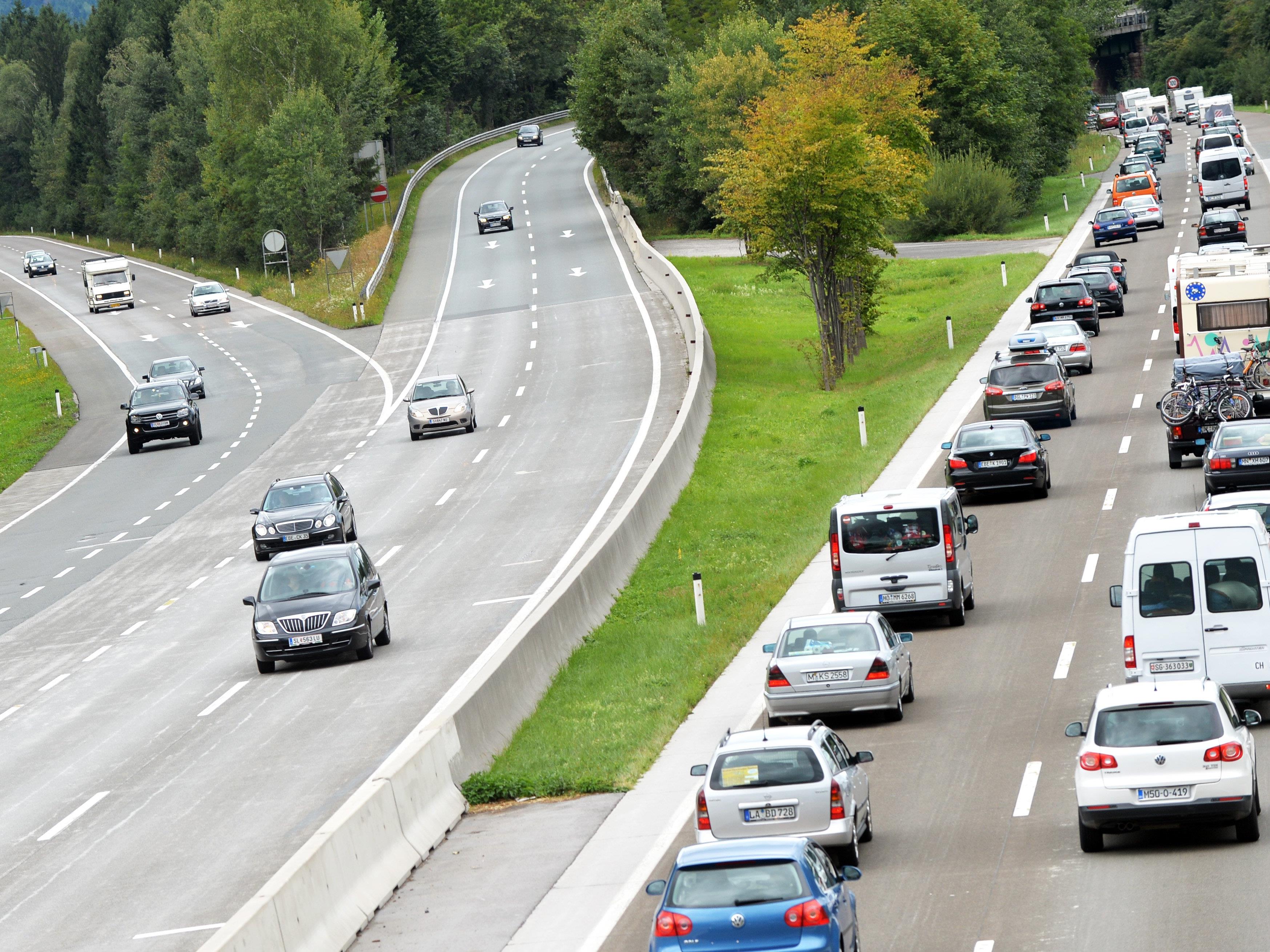 Herabfallende Gegenstände sind eine große Gefahr auf Autobahnen und Schnellstraßen.