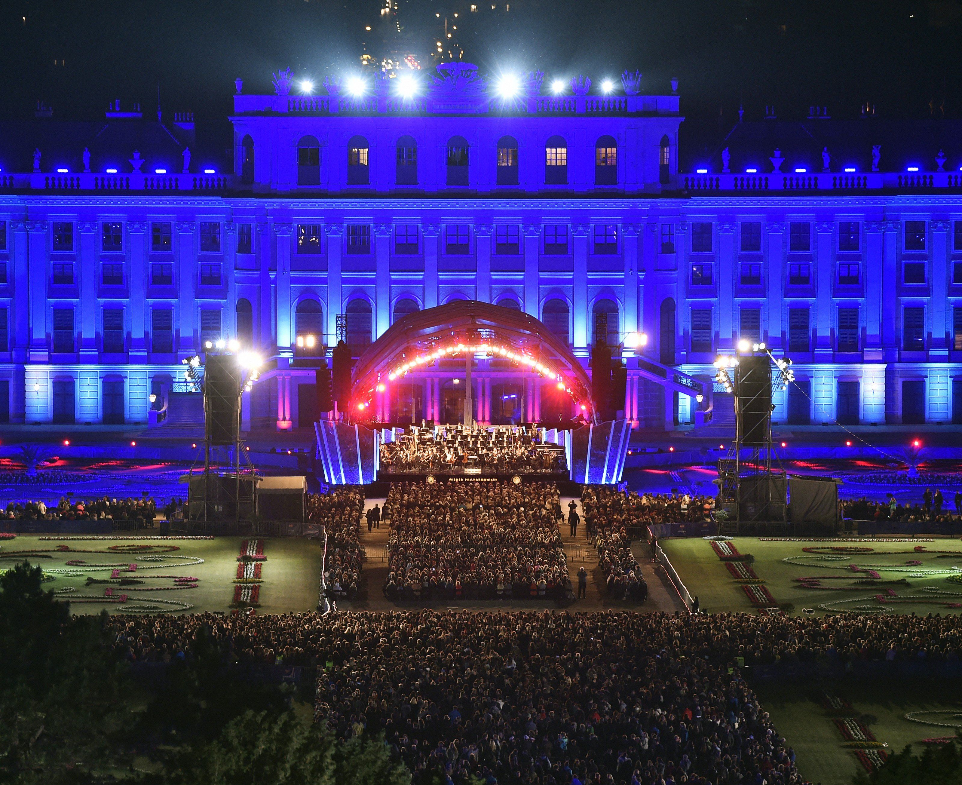 Beim Sommernachtskonzert der Wiener Philharmoniker im Schlosspark Schönbrunn Beim Sommernachtskonzert der Wiener Philharmoniker im Schlosspark Schönbrunn