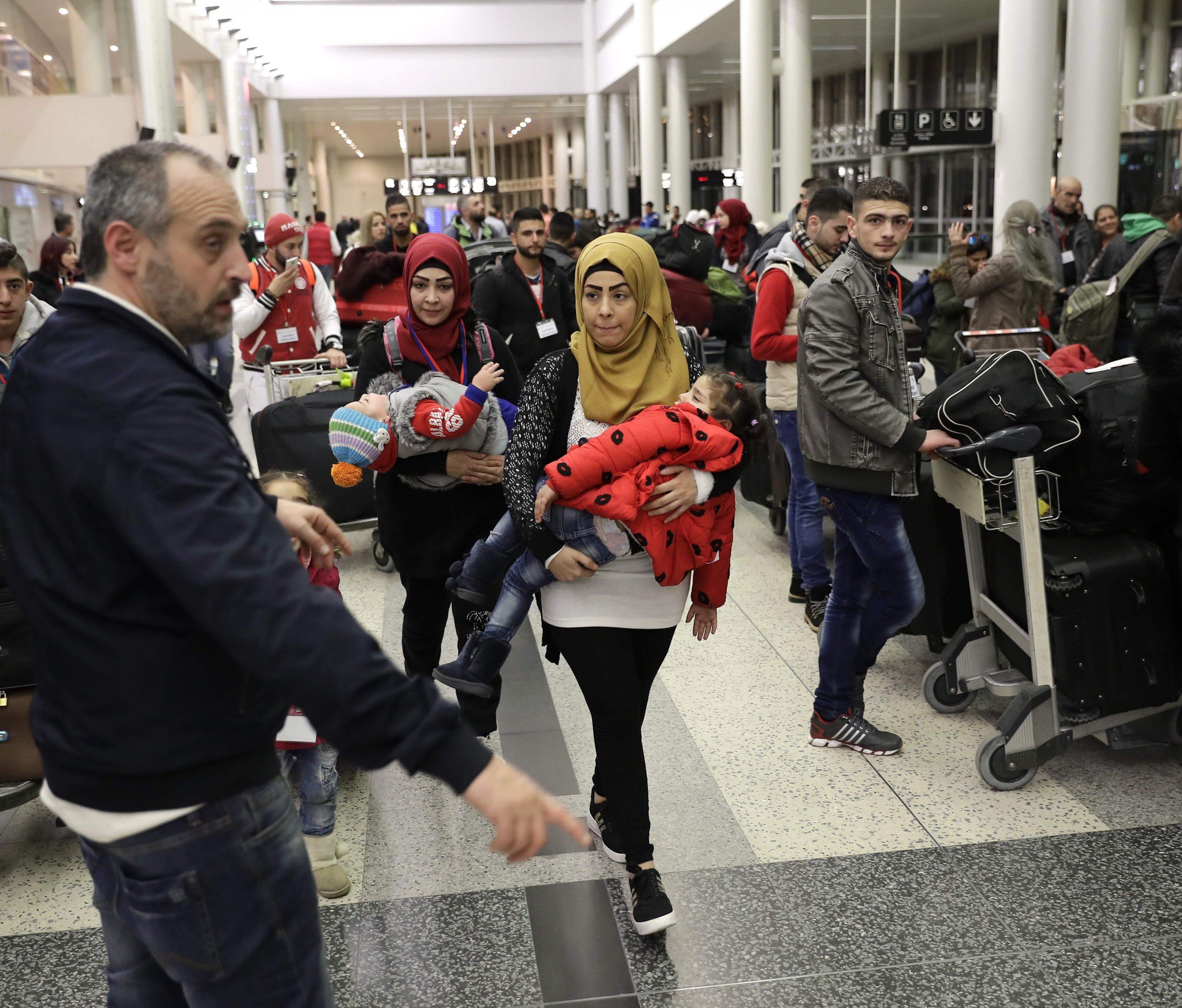 EU-Innenkommissar droht Polen und Ungarn mit Vertragsverletzungsverfahren. EU-Innenkommissar droht Polen und Ungarn mit Vertragsverletzungsverfahren.