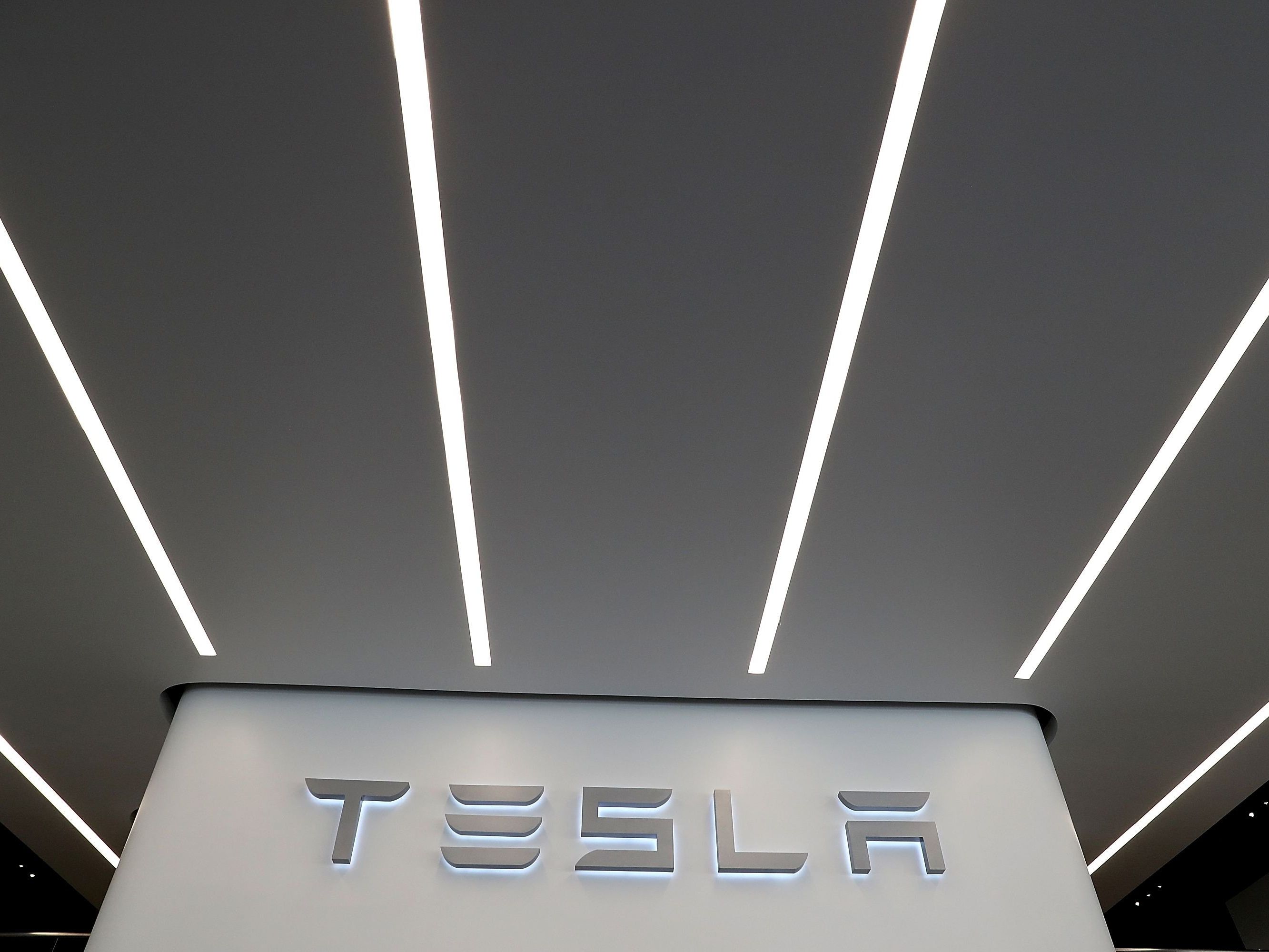 Tesla vekaufte etwa 125.000 Autos seit der Einführung des Roadsters im Jahr 2008. Tesla vekaufte etwa 125.000 Autos seit der Einführung des Roadsters im Jahr 2008.