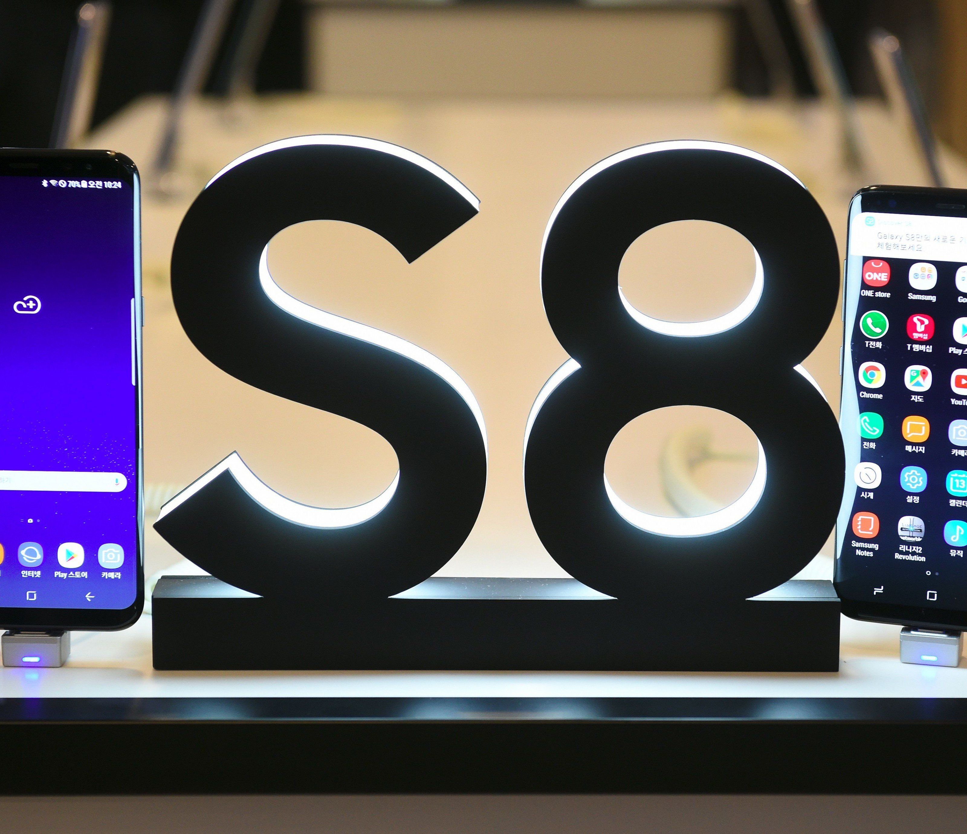 Nach dem Fiasko um das Galaxy S7 soll das neue Galaxy S8 Samsung wieder auf die Erfolgsspur führen. Nach dem Fiasko um das Galaxy S7 soll das neue Galaxy S8 Samsung wieder auf die Erfolgsspur führen.