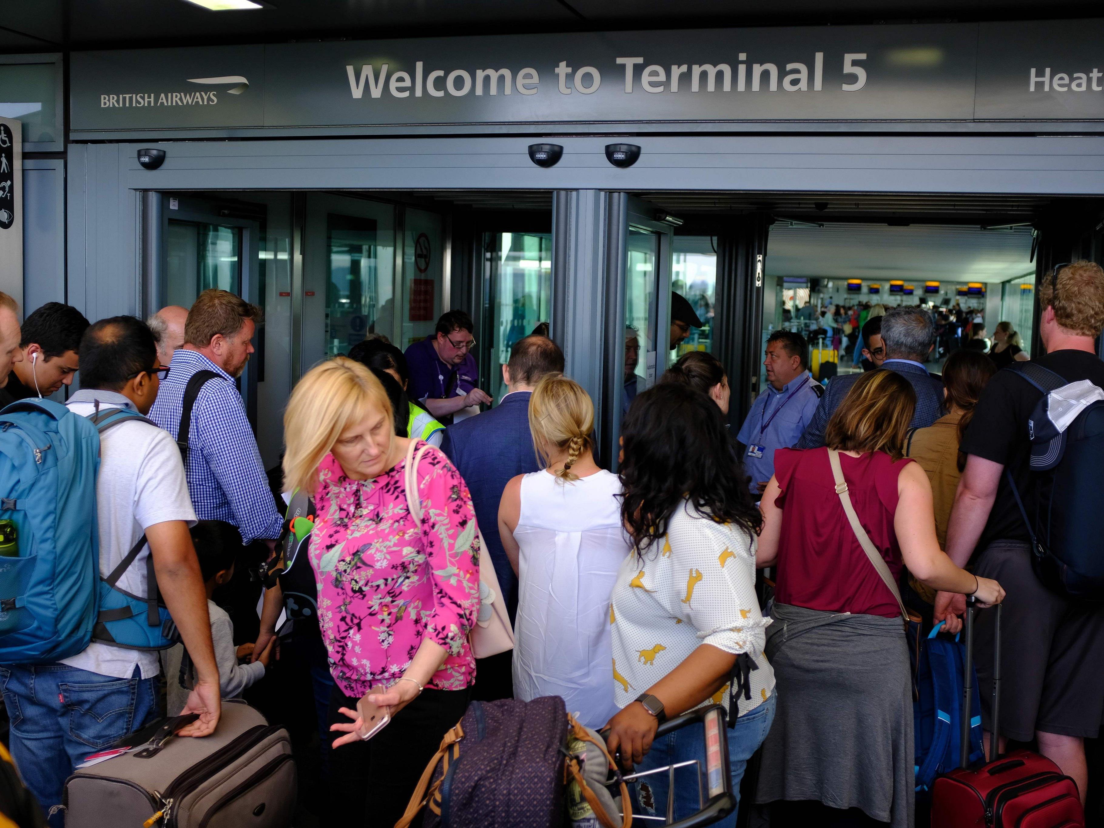 British Airways-Störung: Ratlose Passagiere sitzen in London Heathrow fest