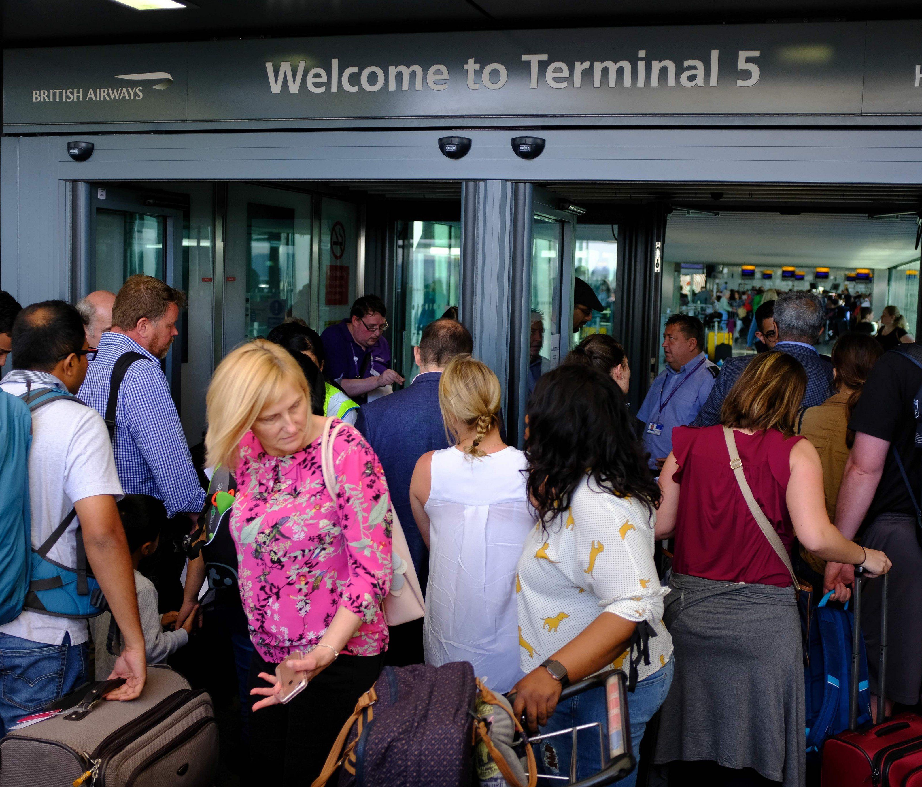 British Airways-Störung: Ratlose Passagiere sitzen in London Heathrow fest British Airways-Störung: Ratlose Passagiere sitzen in London Heathrow fest