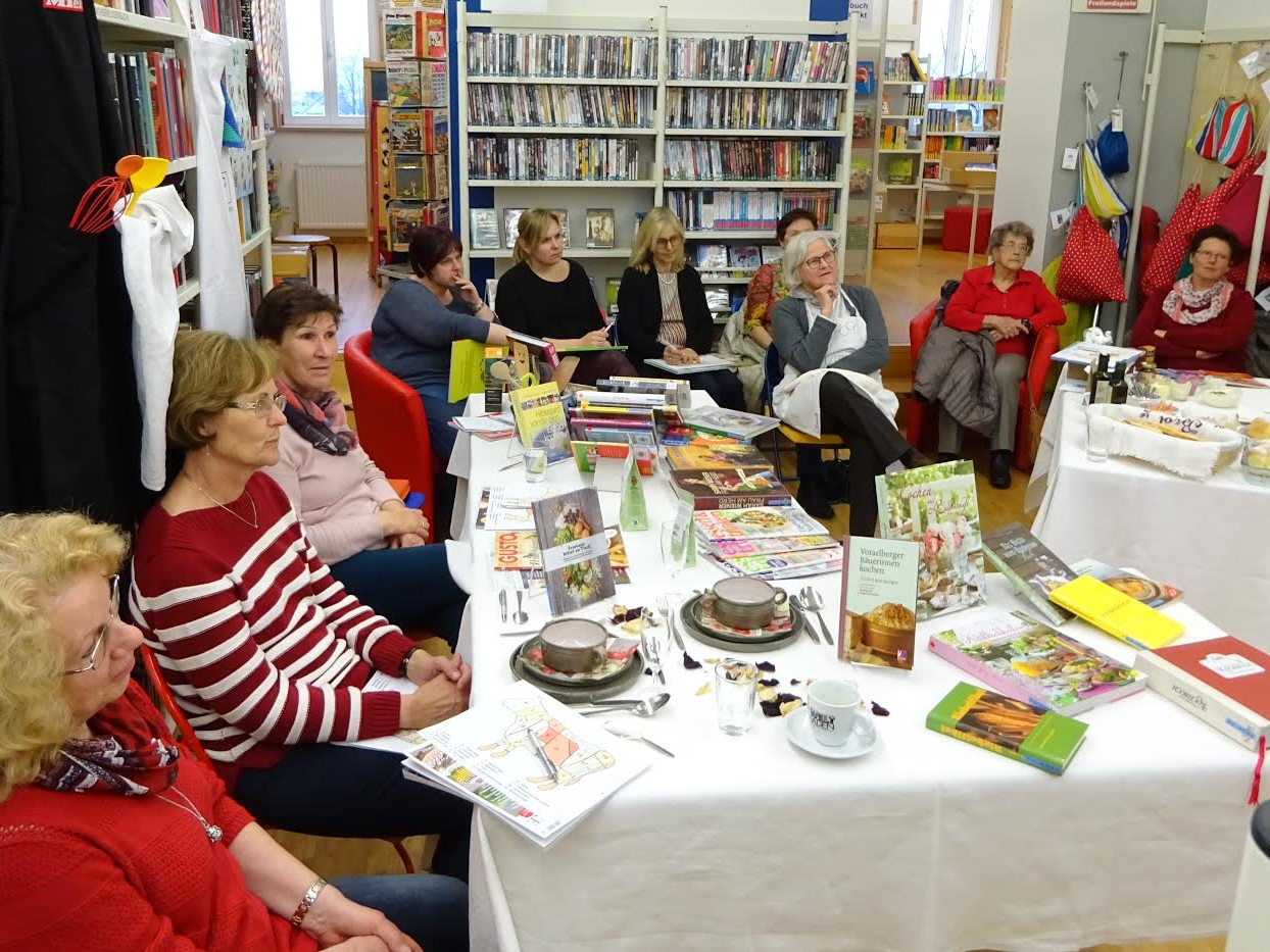 Eine von vielen kreativen und besonderen Veranstaltungen in der Bücherei war der "Buchteltag". Eine von vielen kreativen und besonderen Veranstaltungen in der Bücherei war der "Buchteltag".