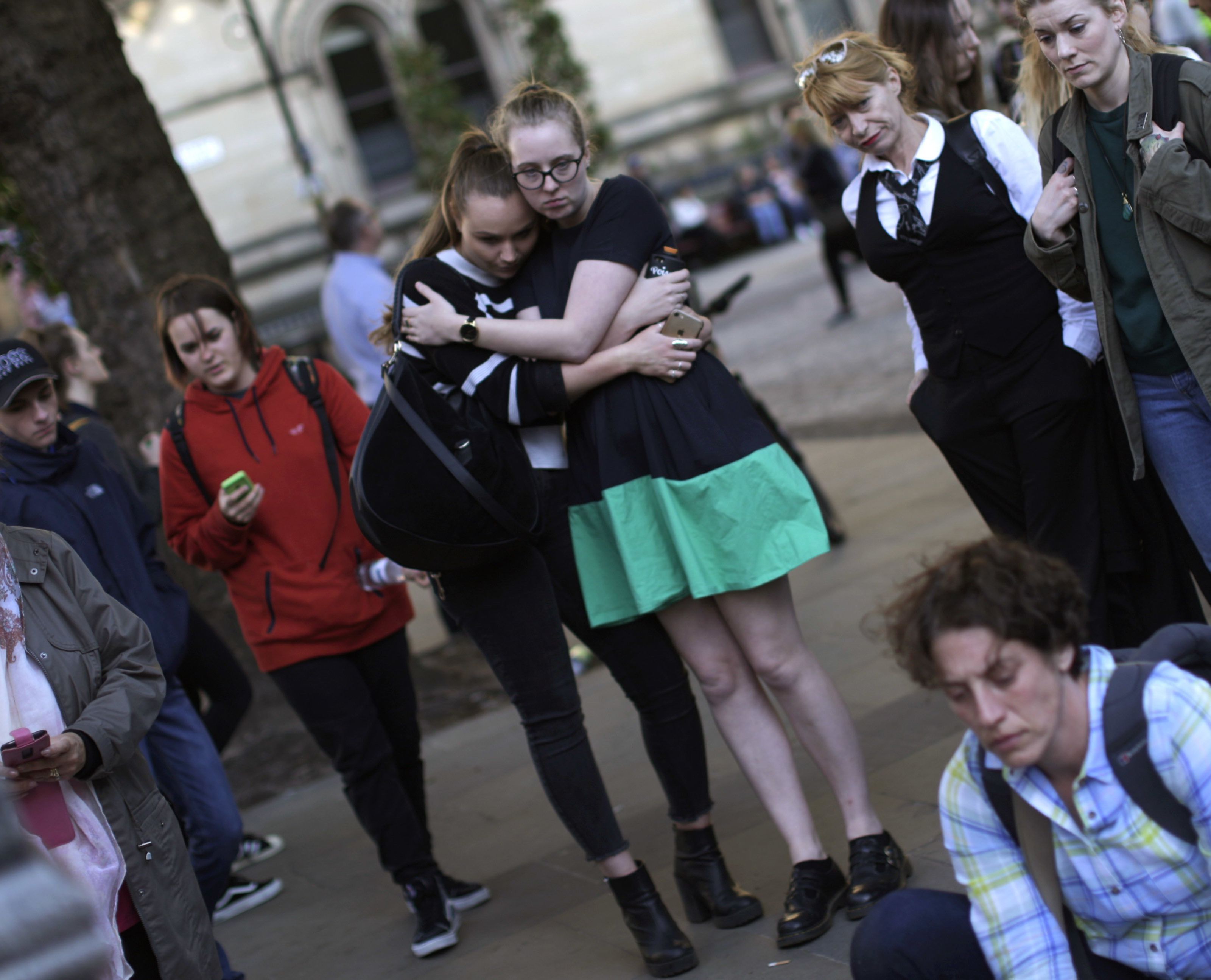 Bei einem Terroranschlag am Ende eines Konzerts des Teenie-Idols Ariana Grande sind in der nordenglischen Stadt Manchester mindestens 22 Menschen ums Leben gekommen. Bei einem Terroranschlag am Ende eines Konzerts des Teenie-Idols Ariana Grande sind in der nordenglischen Stadt Manchester mindestens 22 Menschen ums Leben gekommen.