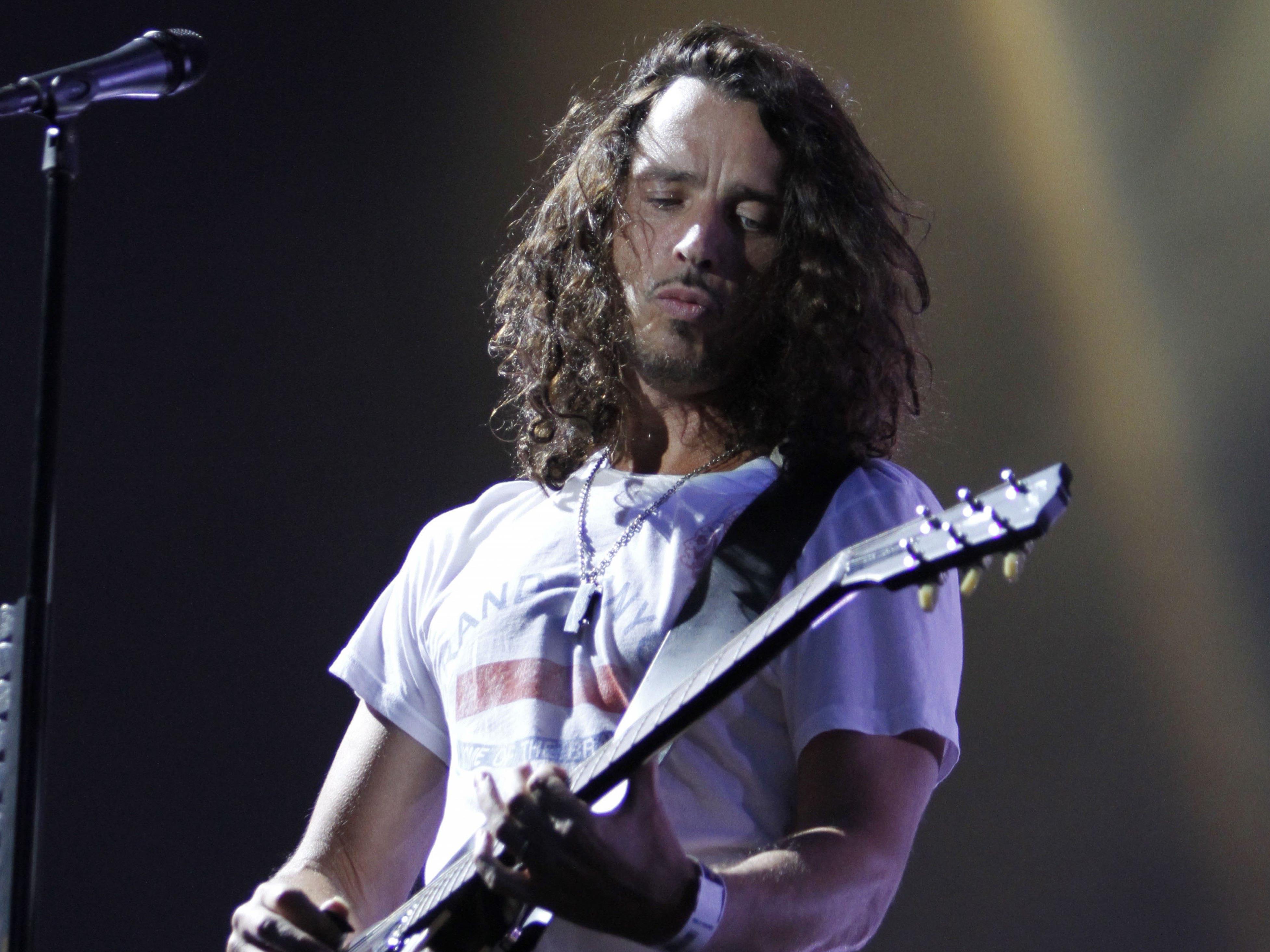 Der Soundgarden-Sänger Chris Cornell ist überraschend im Alter von 52 Jahren in Detroit gestorben.