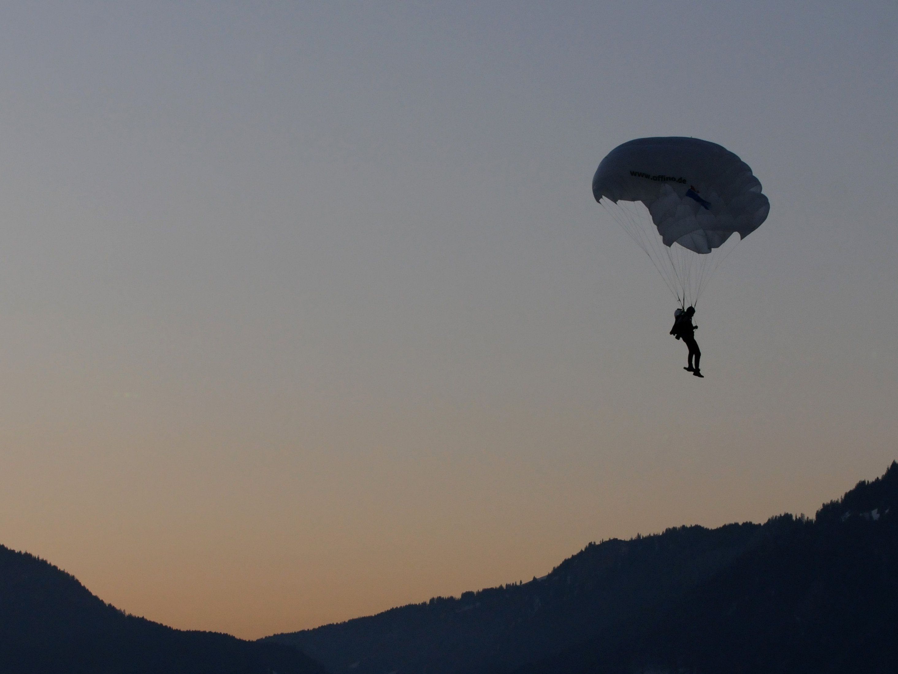 Auch ein Wiener verletzte sich schwer beim Absturz mit seinem Paragleitschirm in Kärnten. Auch ein Wiener verletzte sich schwer beim Absturz mit seinem Paragleitschirm in Kärnten.