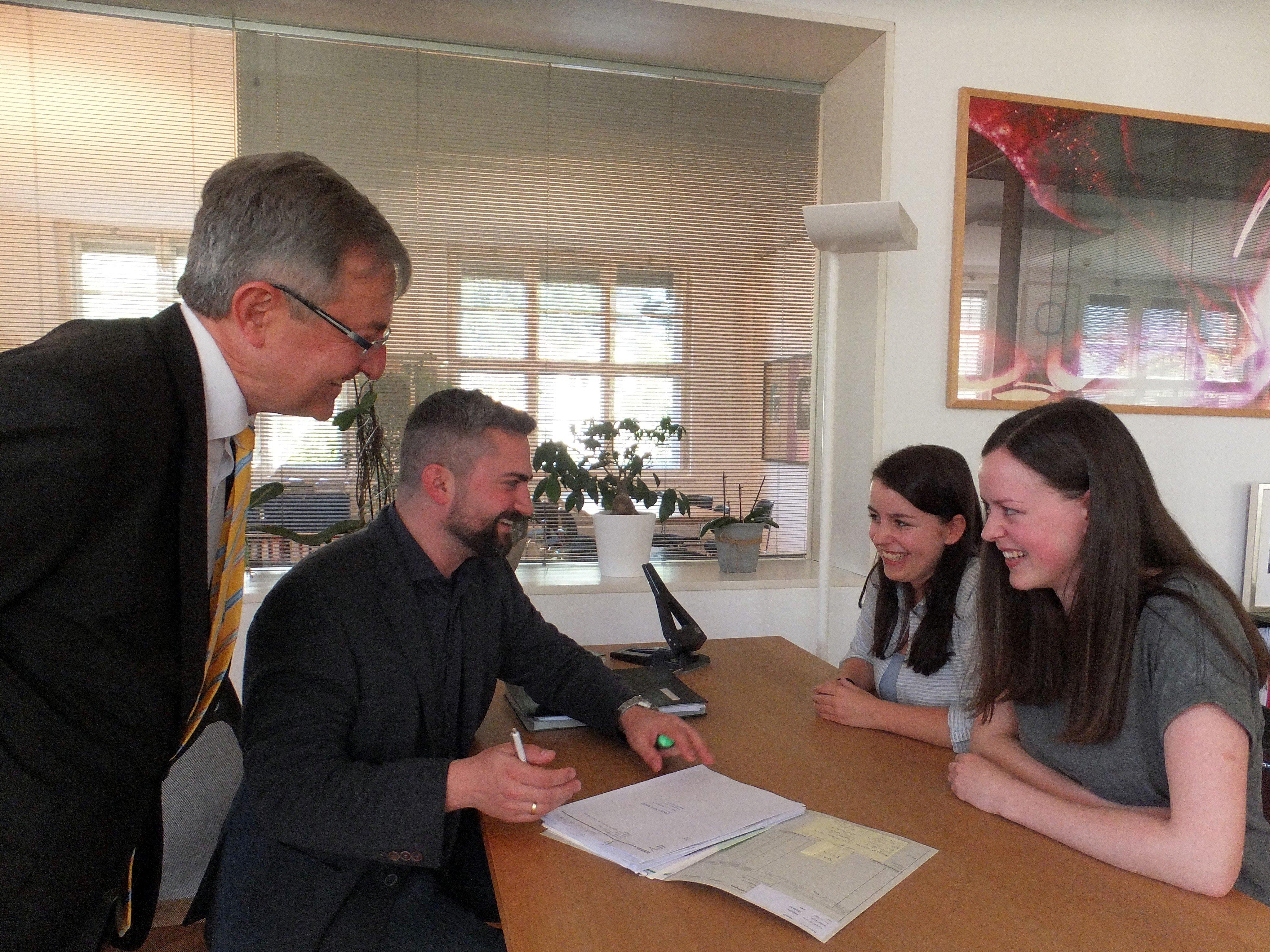 Chiara und Valentina erhalten bei den Anwälten Helmuth und Robert Mäser eine fundierte Ausbildung
