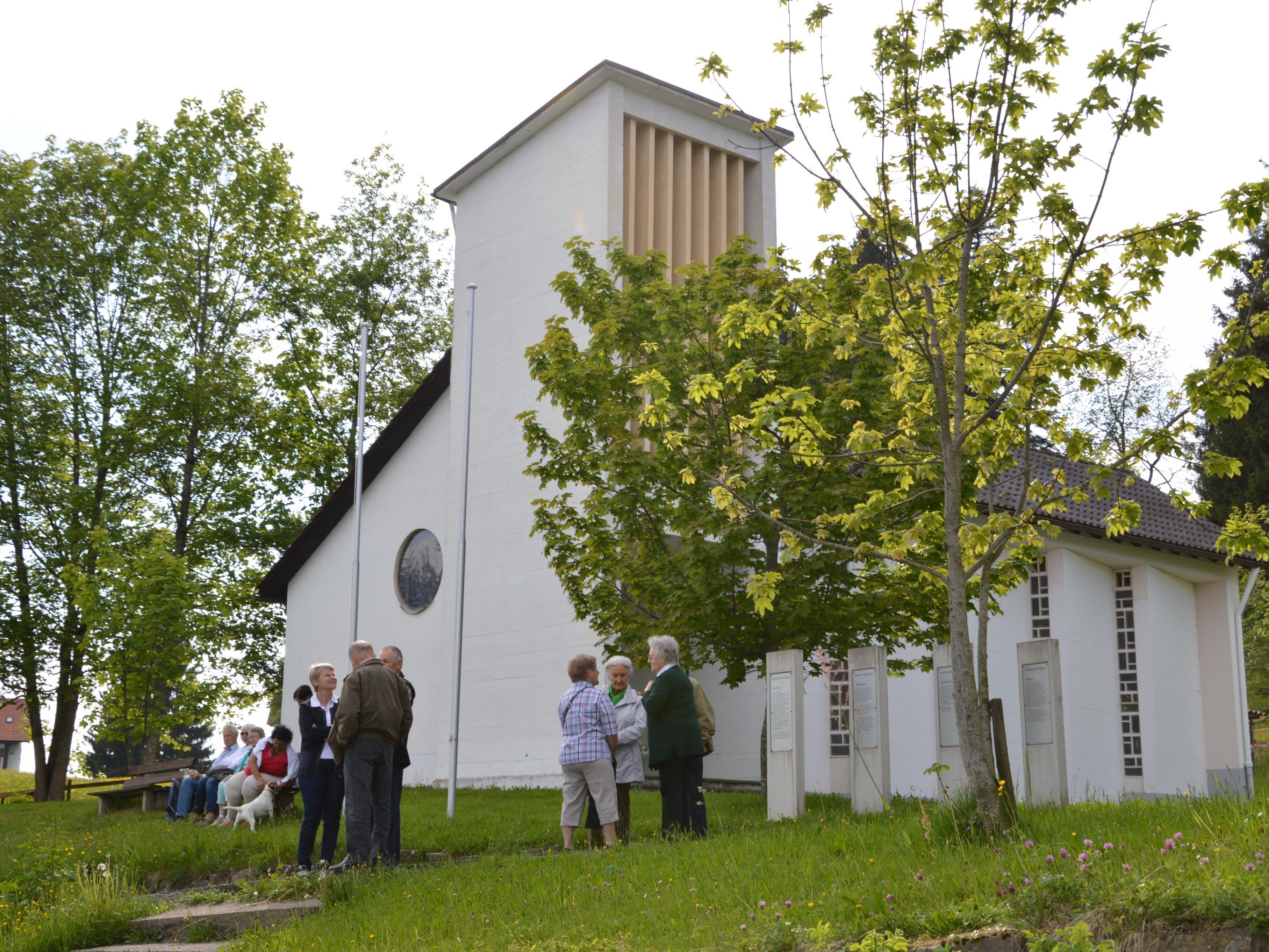 Der Feriensiedlungsverein Lustenau-Oberbildstein lädt zur Maiandacht in die Schutzengelkapelle (erbaut 1961)  ein.