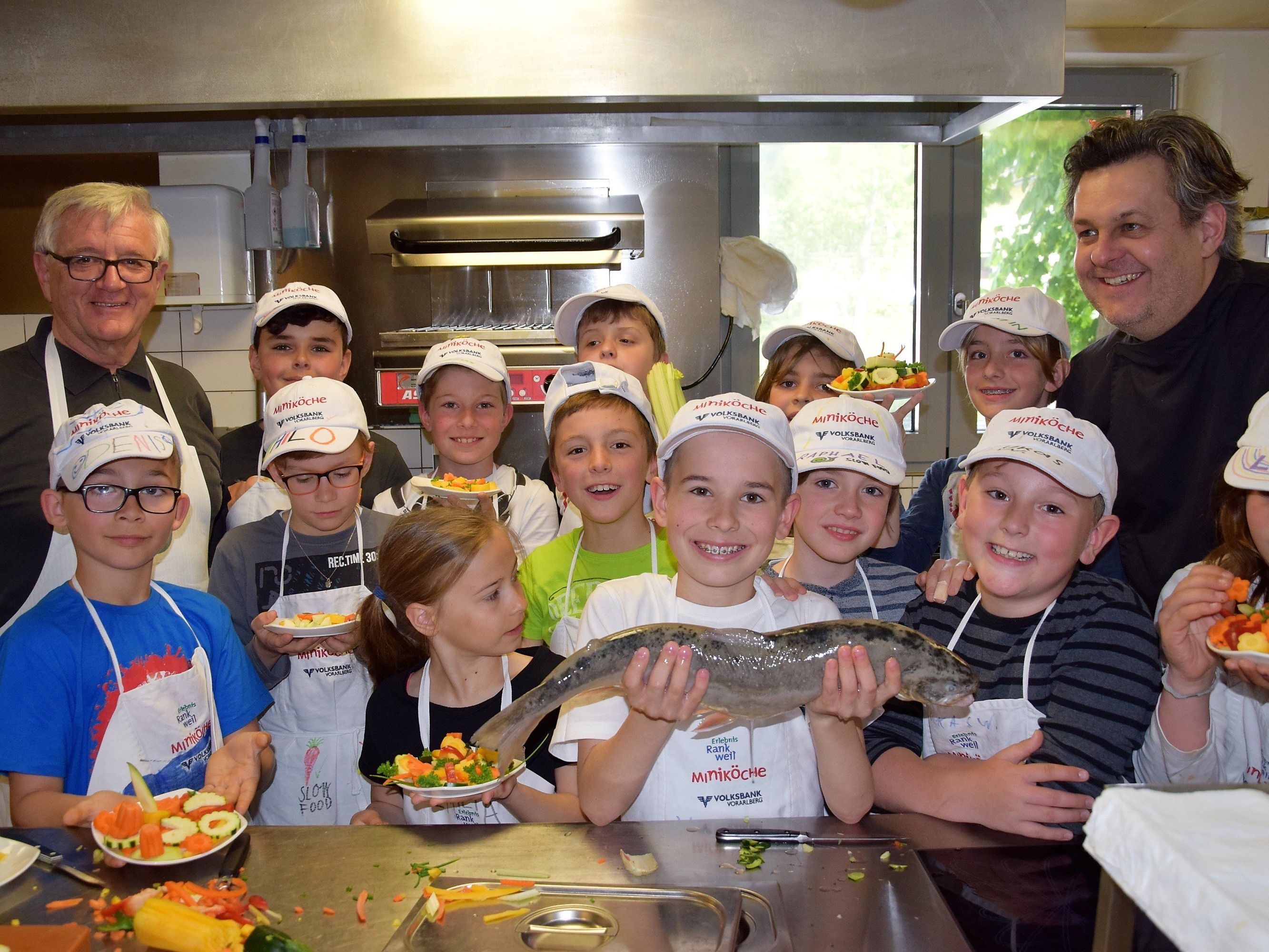 Mit Eifer und viel Spaß waren die Miniköche unter Anleitung von Küchenchef Manfred Oswald (rechts) im Einsatz Mit Eifer und viel Spaß waren die Miniköche unter Anleitung von Küchenchef Manfred Oswald (rechts) im Einsatz