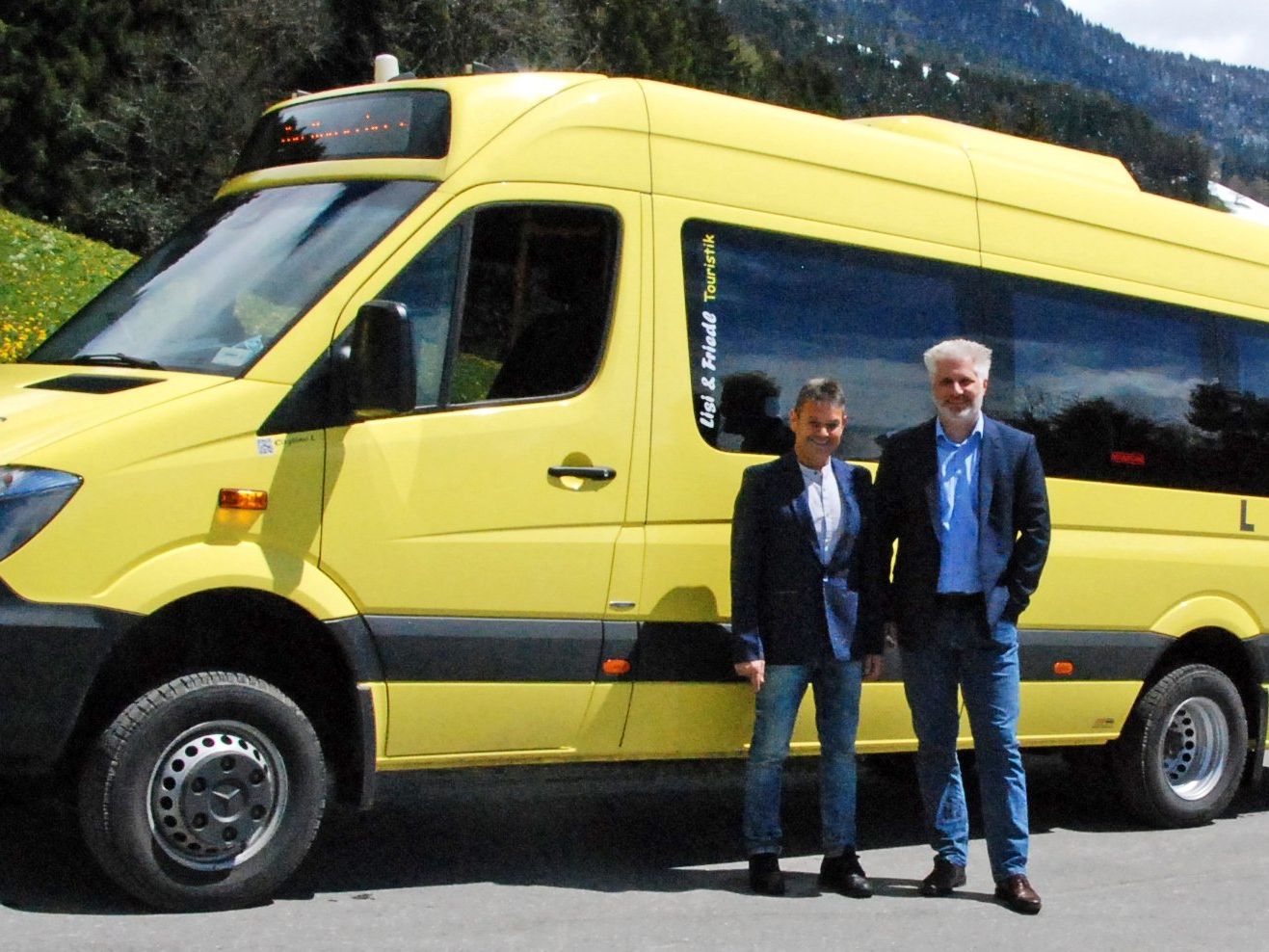 Bgm. Walter Rauch und Dreiklang-GF Matthias Mayr freuen sich über die neue Busverbindung Bgm. Walter Rauch und Dreiklang-GF Matthias Mayr freuen sich über die neue Busverbindung