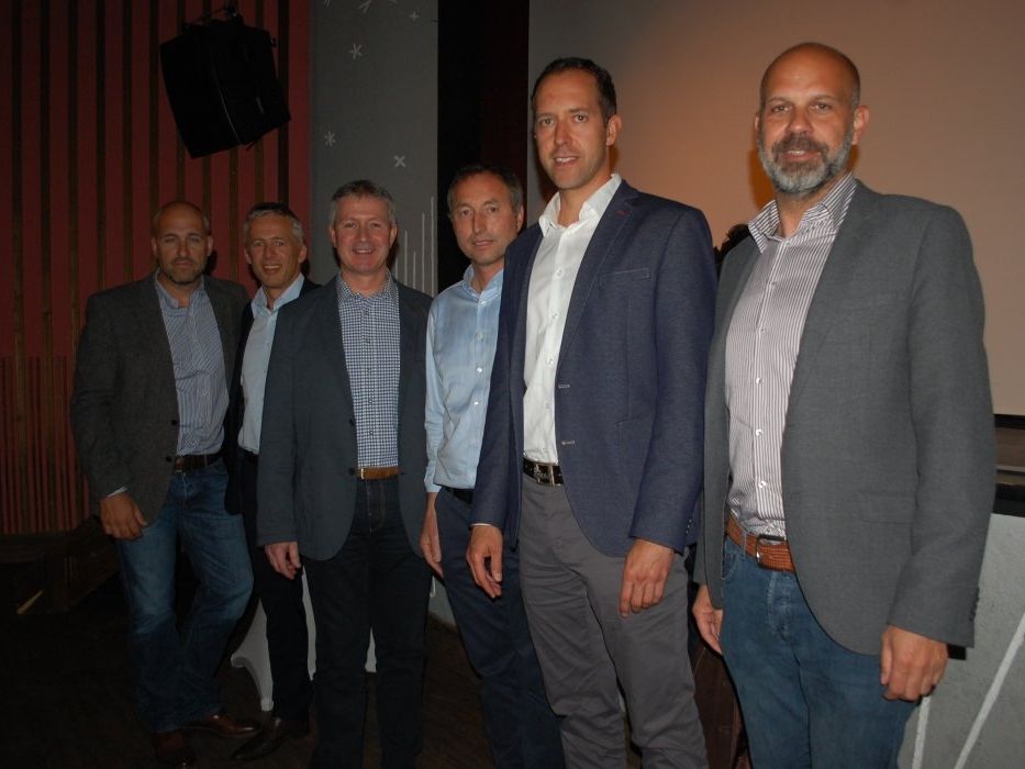 Mitarbeiter der Unternehmensgruppe der Firma Liebherr sowie Lokalpolitiker stellten sich beim Infoabend den Fragen der Bürger. Mitarbeiter der Unternehmensgruppe der Firma Liebherr sowie Lokalpolitiker stellten sich beim Infoabend den Fragen der Bürger.