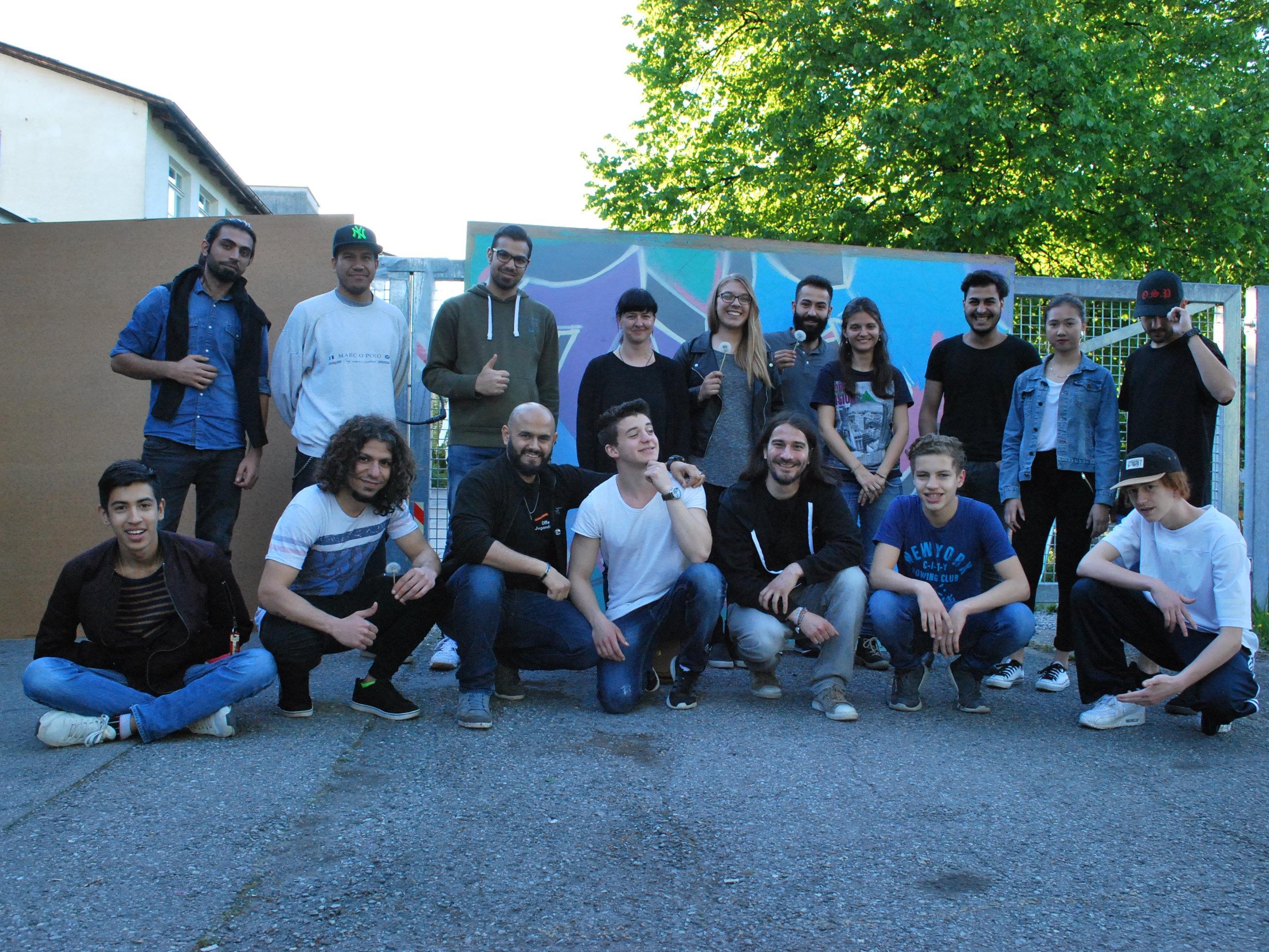 Besucher und Mitarbeiter vor der Filmvorführung "Freedom Writers" im Jugendzentrum Vismut.