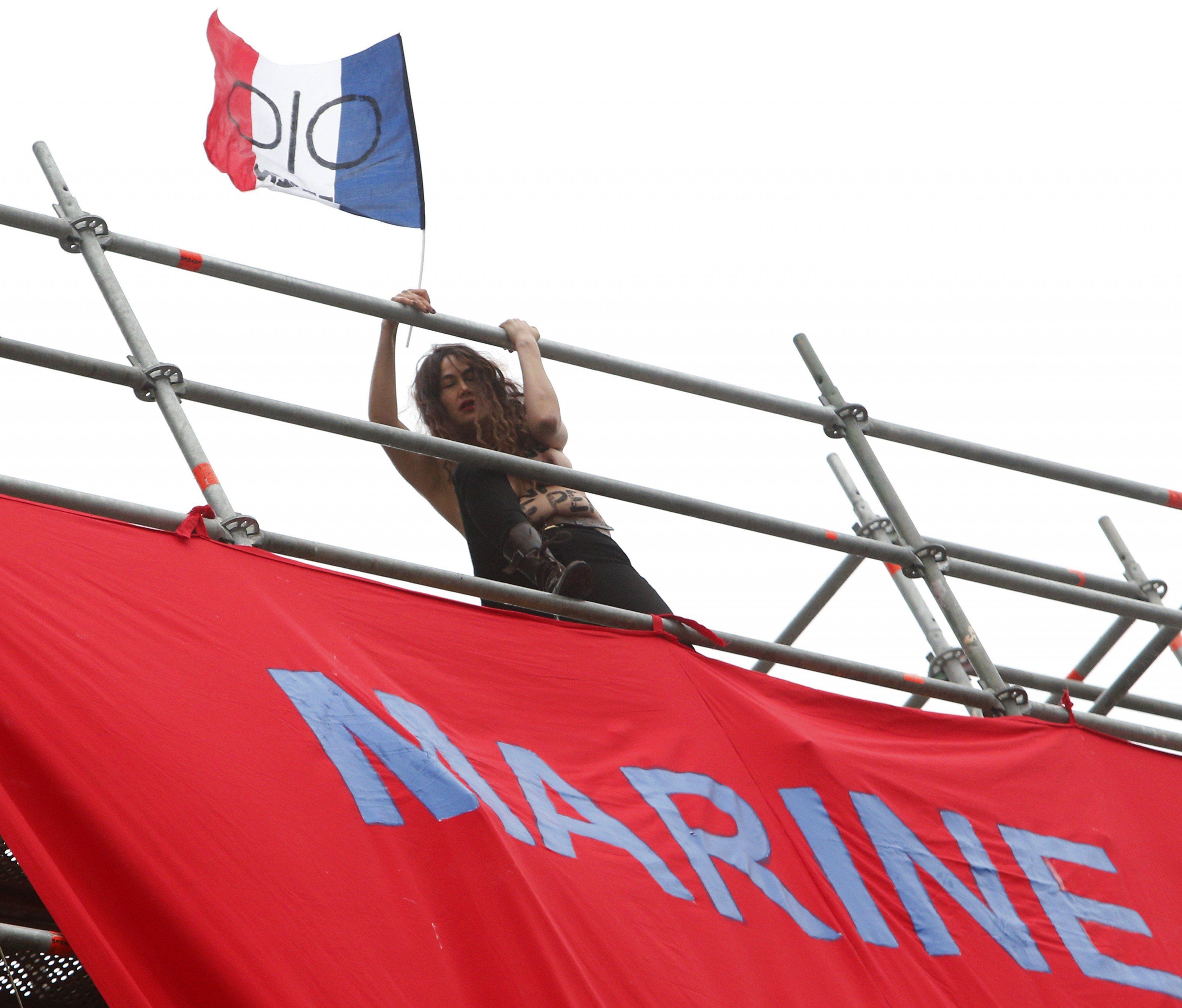 Die Frauenrechtsgruppe Femen protestierte am Sonntag gegen die französchische Präsidentschaftskandidatin Marine Le Pen. Die Frauenrechtsgruppe Femen protestierte am Sonntag gegen die französchische Präsidentschaftskandidatin Marine Le Pen.
