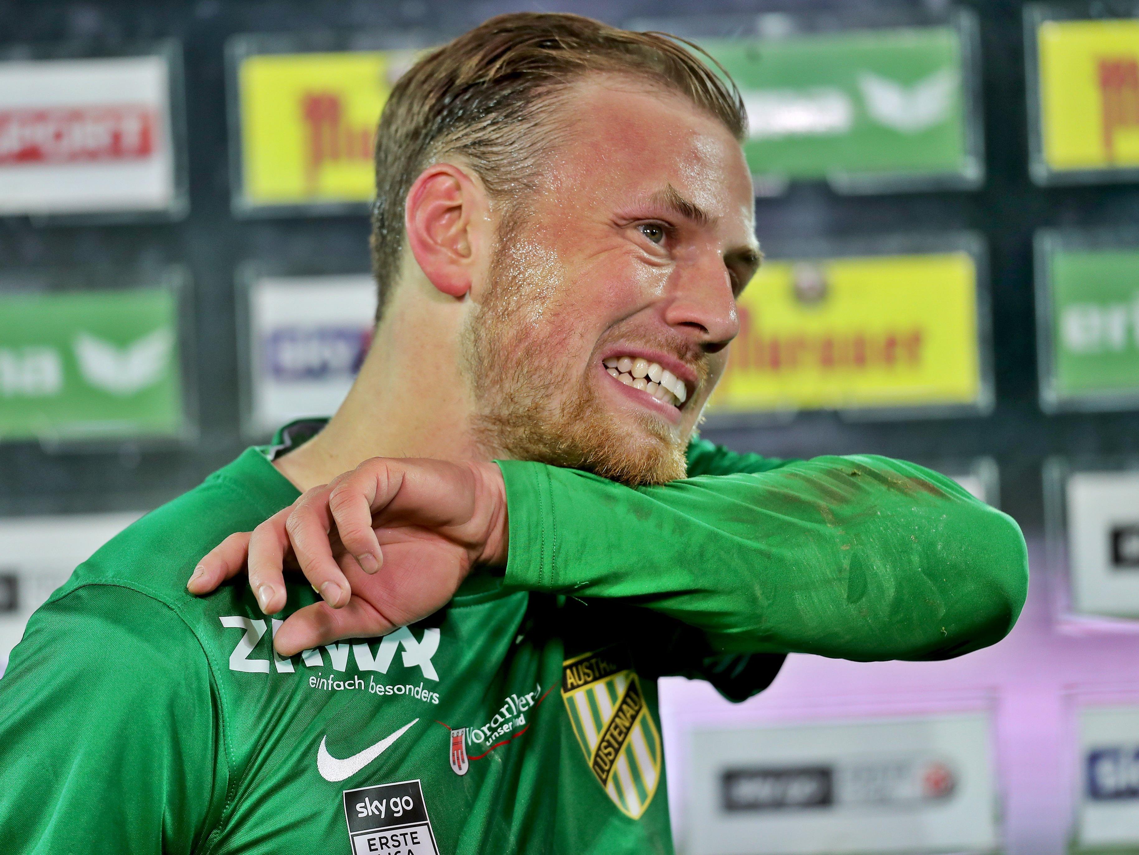 Der 24-jährige Deutsche unterschrieb beim Schlusslicht der Fußball-Bundesliga einen Dreijahresvertrag.