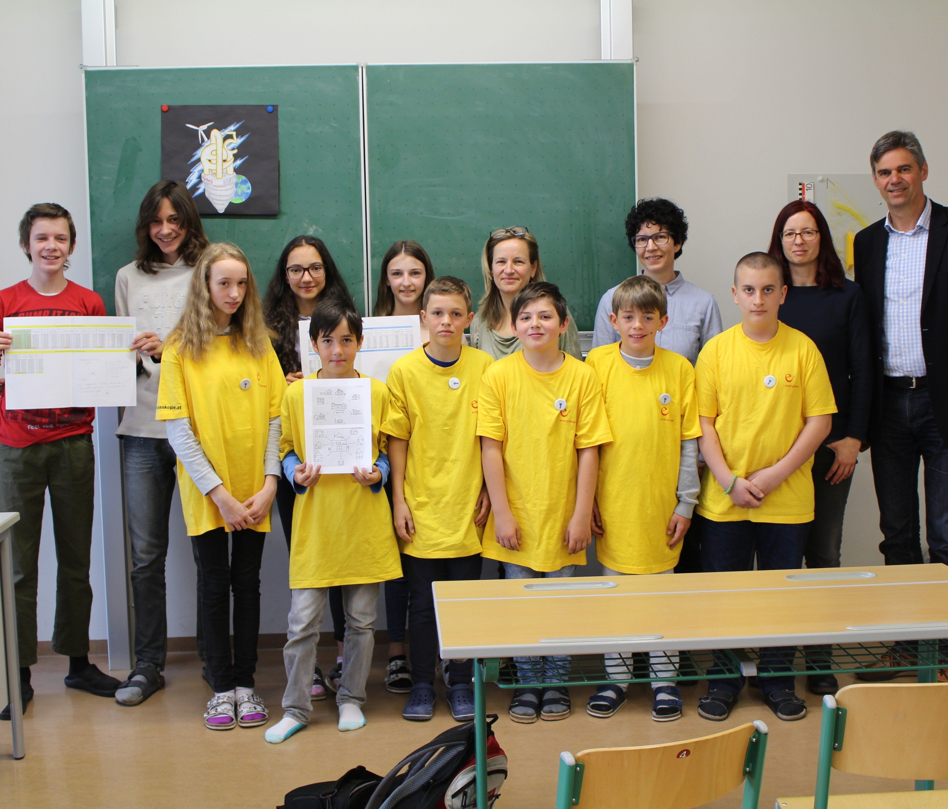 Die alten und neuen Energiedetektive gemeinsam mit den betreuenden Lehrern. Die alten und neuen Energiedetektive gemeinsam mit den betreuenden Lehrern.