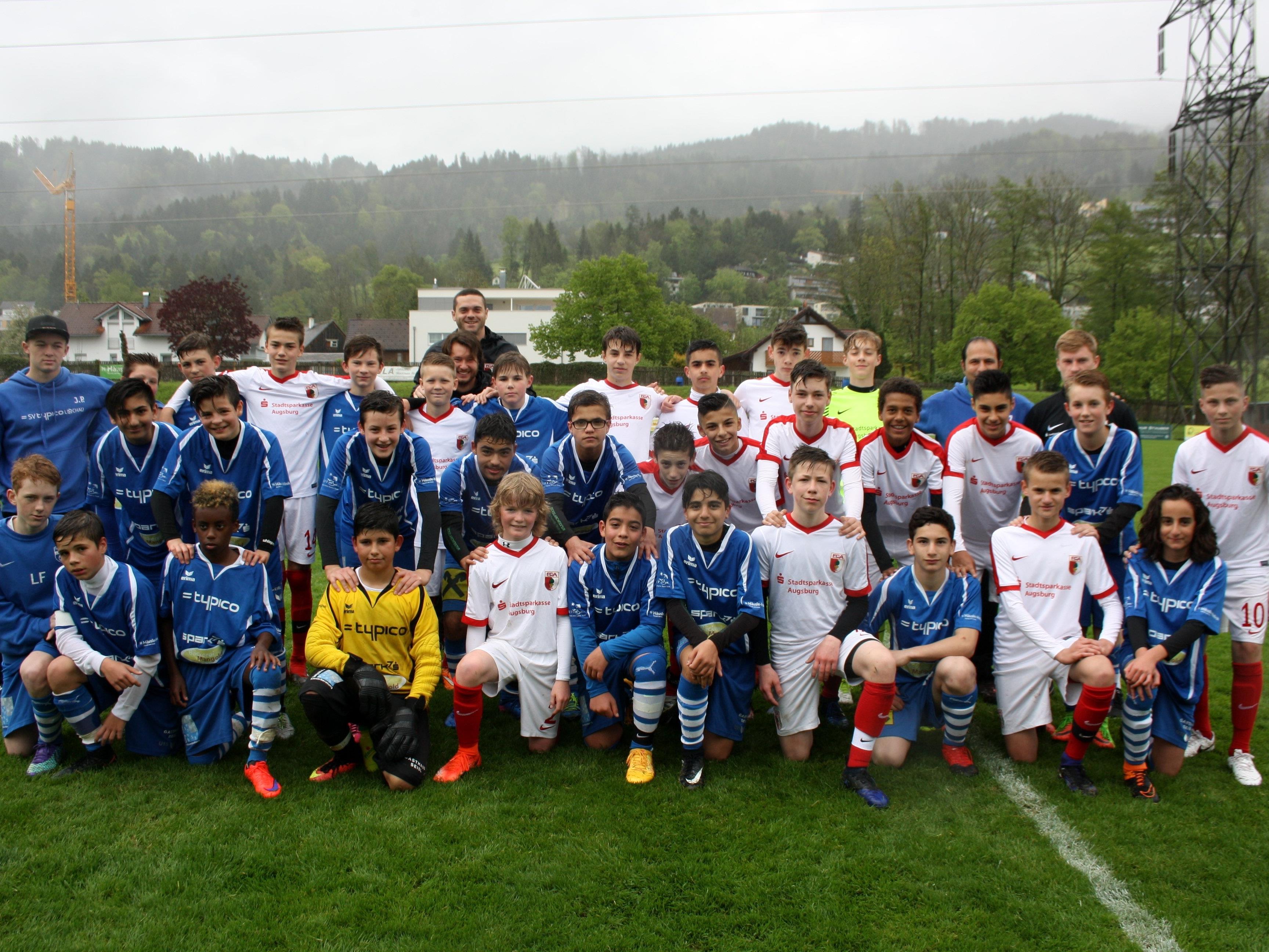 Die SPG Leiblachtal mit Spielern aus Lochau, Hörbranz und Hohenweiler zusammen mit dem Topteam aus Augsburg beim ersten U 14 Blitzturnier im Stadion Hoferfeld in Lochau.