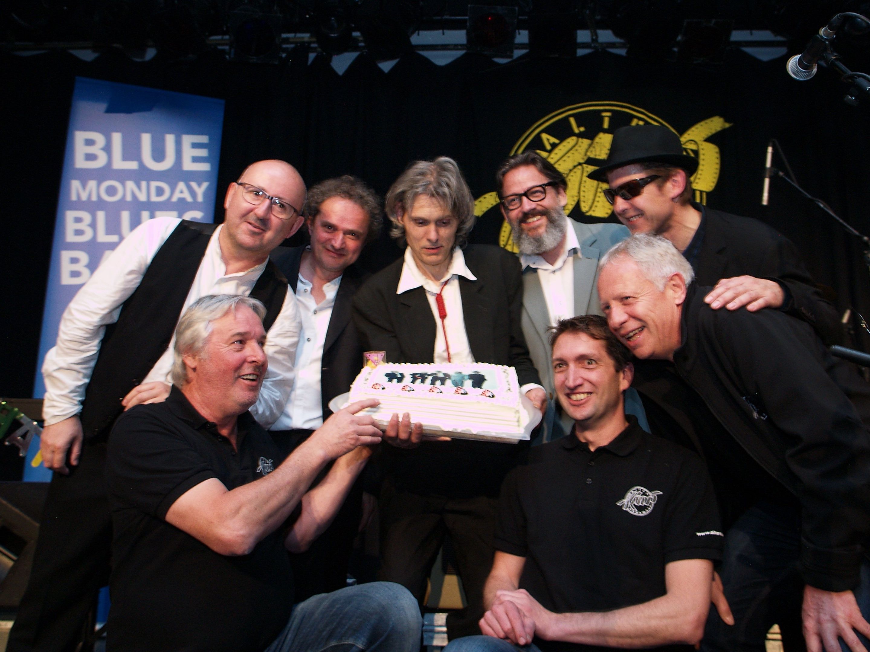Das Team vom Alten Kino mit Armin Wille, Michael Mathis und Christian Kopf gratulierte der "Blue Monday Blues Band" Das Team vom Alten Kino mit Armin Wille, Michael Mathis und Christian Kopf gratulierte der "Blue Monday Blues Band"