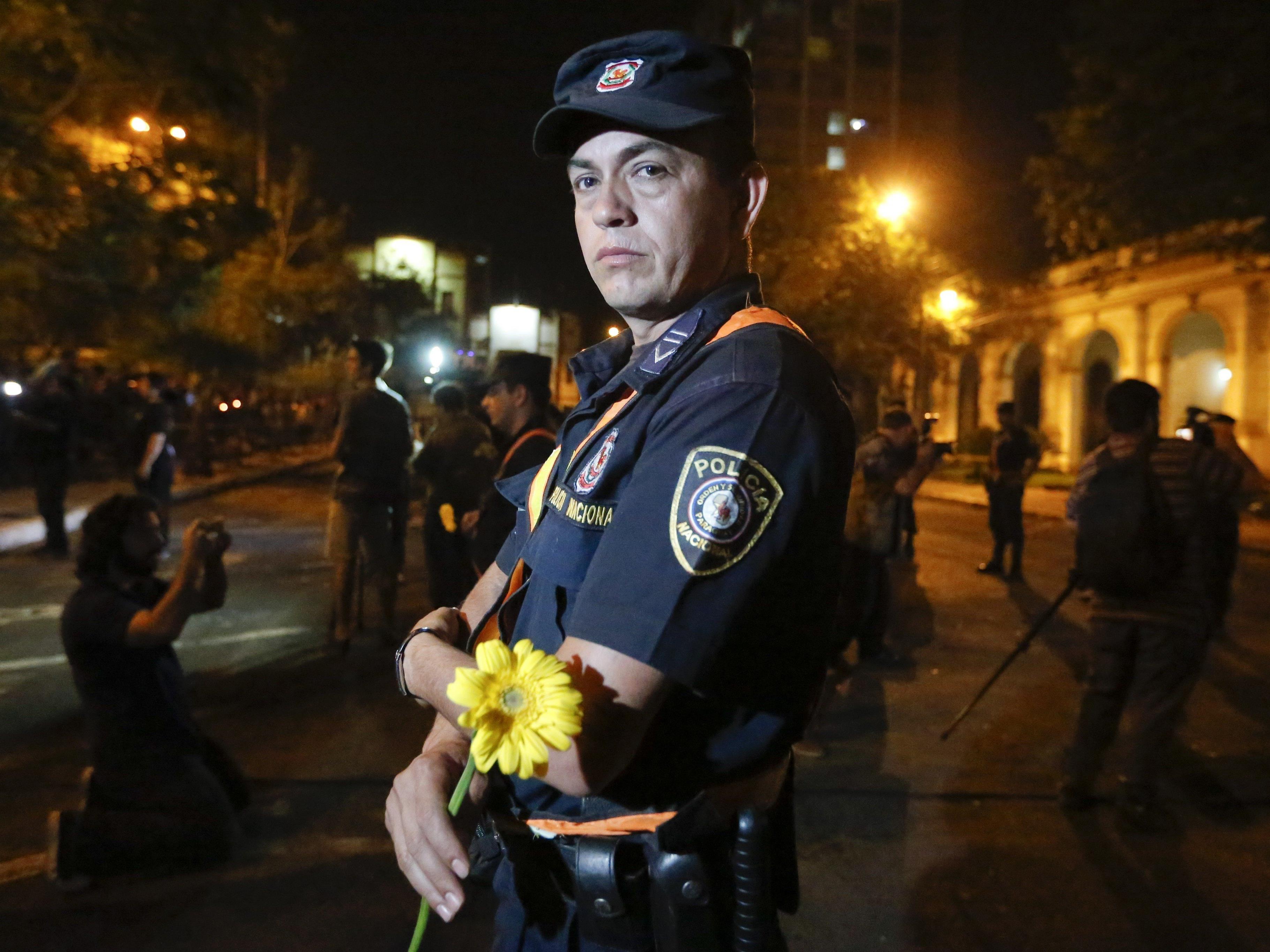 Ein Polizist aus dem südamerikanischen Paraguay.