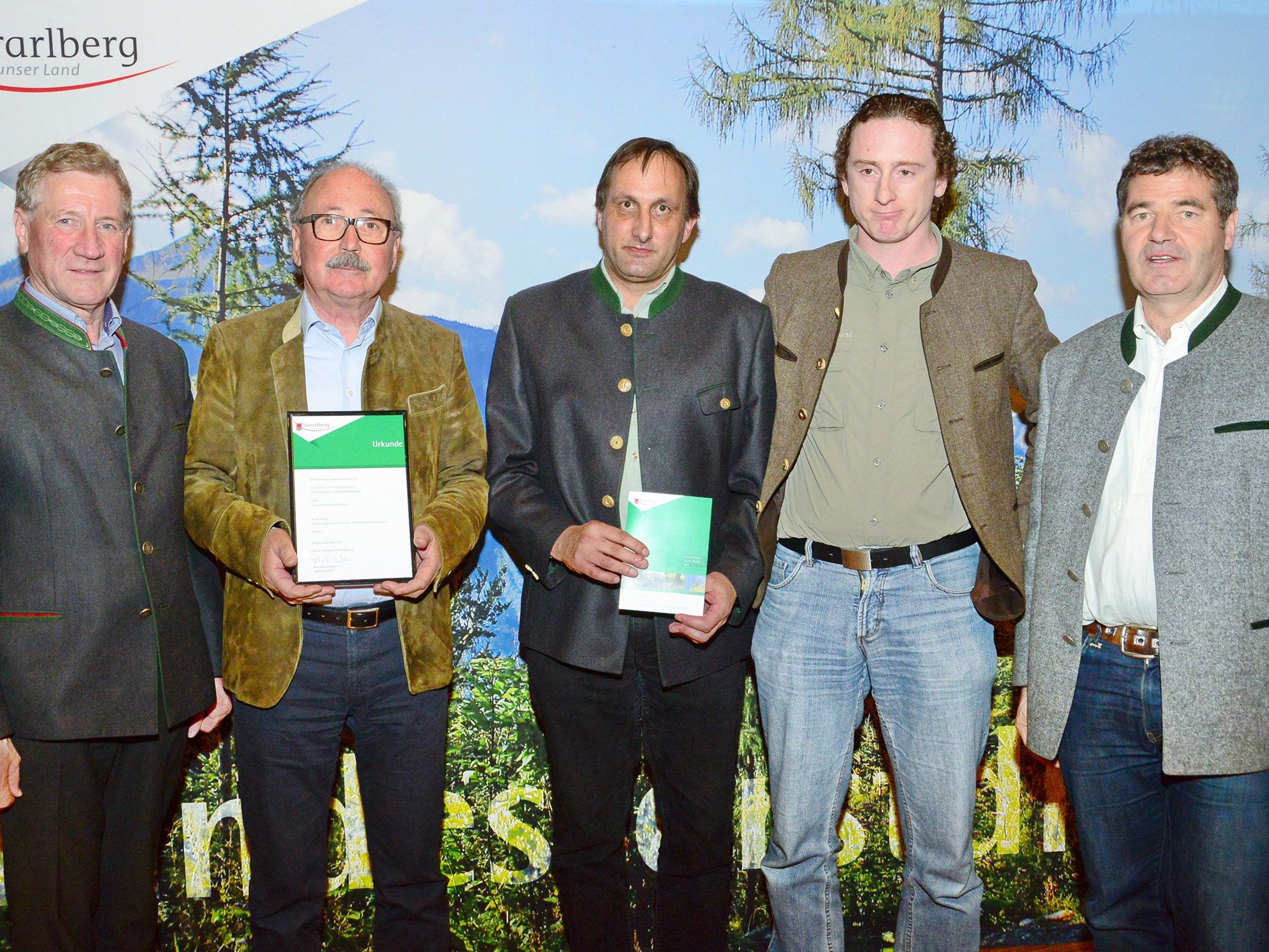 Das Team der Agrar Rankweil nahm den Preis von Landesrat Erich Schwärzler entgegen. Auf dem Bild: Landesrat Erich Schwärzler, Obmann der Agrar Rankweil, Werner Abbrederis, Betriebsleiter Bernhard Nöckl, Betriebsleiter-Stellvertreter Arthur Hefel und Landesforstdirektor Andreas Amann (v.l.). Das Team der Agrar Rankweil nahm den Preis von Landesrat Erich Schwärzler entgegen. Auf dem Bild: Landesrat Erich Schwärzler, Obmann der Agrar Rankweil, Werner Abbrederis, Betriebsleiter Bernhard Nöckl, Betriebsleiter-Stellvertreter Arthur Hefel und Landesforstdirektor Andreas Amann (v.l.).