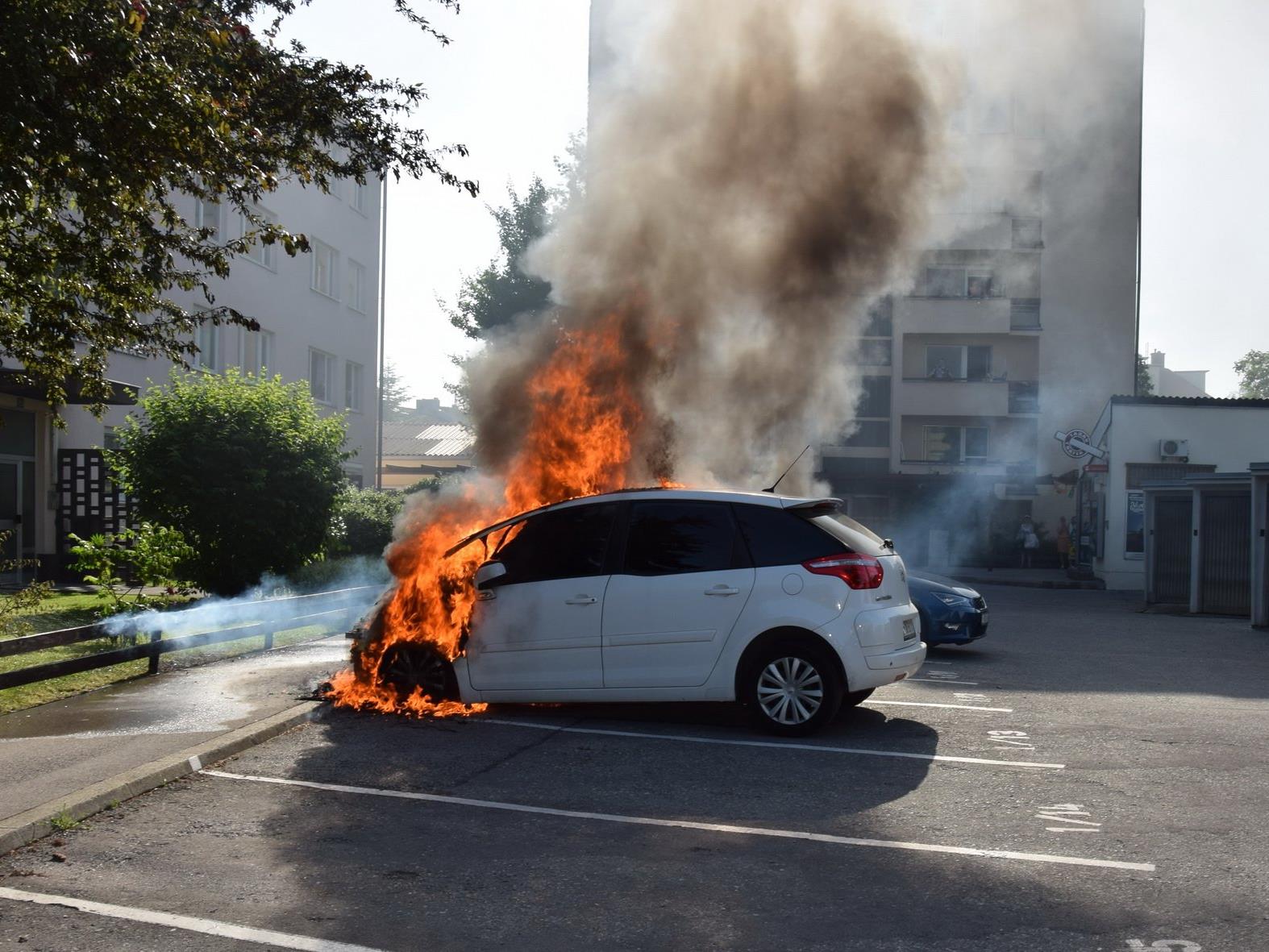 In Wiener Neudorf geriet ein Auto in Brand.