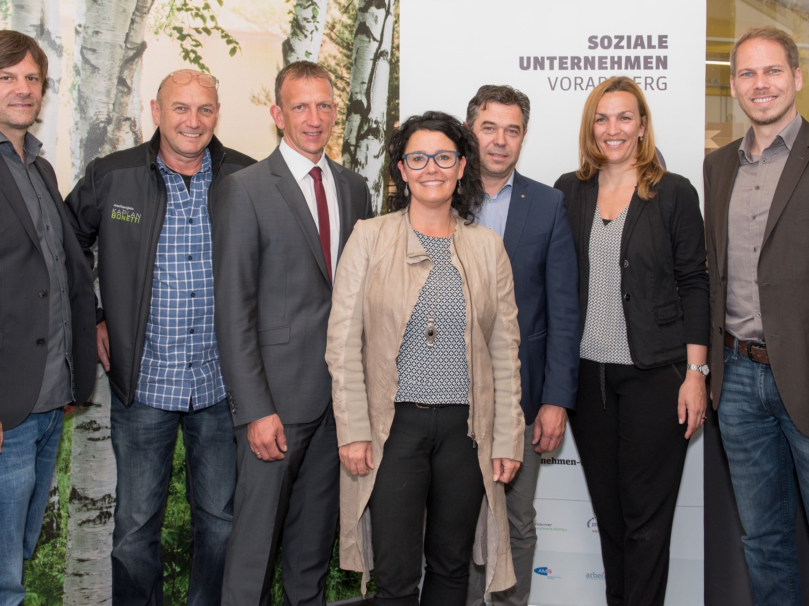 VertreterInnen der Sozialen Unternehmen Vorarlberg und der Förderparter: Stefan Koch (Geschäftsführer Integra Vorarlberg), Helmut Johler (Leiter Kaplan Bonetti Arbeitsprojekte), Bernhard Bereuter (Leiter AMS Vorarlberg), Benedicte Hämmerle (Verbandssprecherin), Harald Moosbrugger (Leiter Wirtschaftsabteilung Land Vorarlberg), Karoline Mätzler (Leiterin carla – ein Projekt der Caritas Vorarlberg) und Florian Kresser (Geschäftsführer AQUA Mühle Vorarlberg). VertreterInnen der Sozialen Unternehmen Vorarlberg und der Förderparter: Stefan Koch (Geschäftsführer Integra Vorarlberg), Helmut Johler (Leiter Kaplan Bonetti Arbeitsprojekte), Bernhard Bereuter (Leiter AMS Vorarlberg), Benedicte Hämmerle (Verbandssprecherin), Harald Moosbrugger (Leiter Wirtschaftsabteilung Land Vorarlberg), Karoline Mätzler (Leiterin carla – ein Projekt der Caritas Vorarlberg) und Florian Kresser (Geschäftsführer AQUA Mühle Vorarlberg).