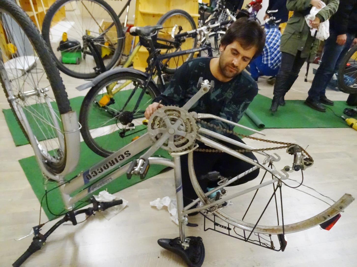 Die Flüchtlinge reparieren in der Fahrradwerkstatt ihre alten Räder selber.