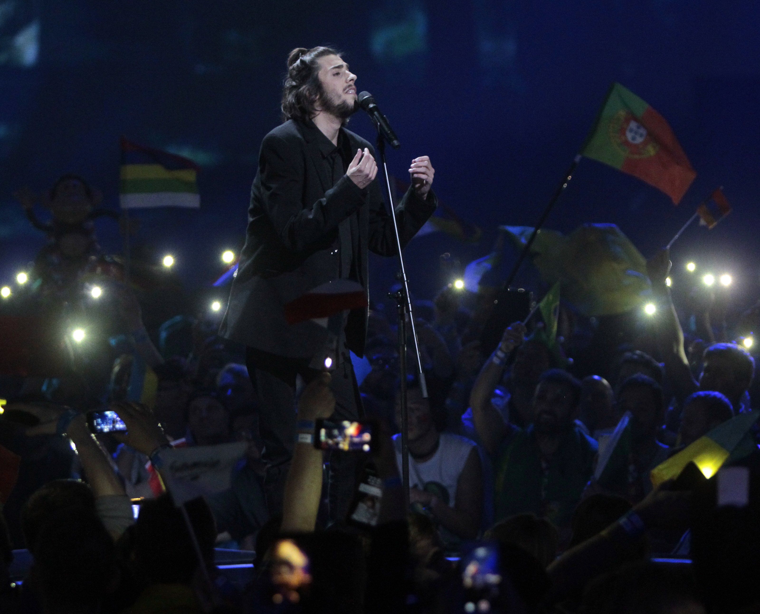 Salvador Sobral gewinnt für Portugal den Eurovision Song Contest 2017. Salvador Sobral gewinnt für Portugal den Eurovision Song Contest 2017.