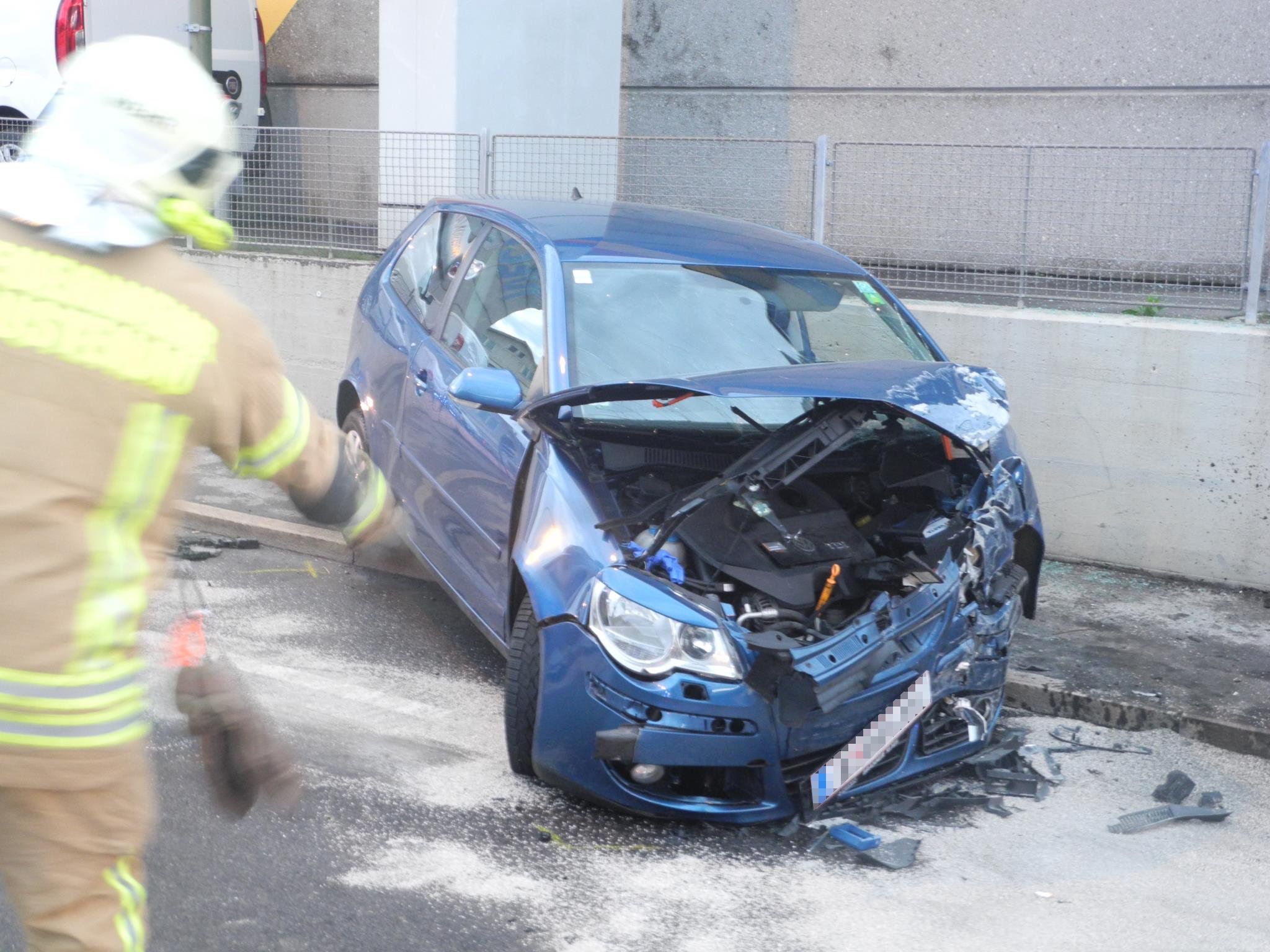 Totalschaden am Pkw, Krankenhaus für den Fahrer - Die Beifahrer wurden leicht verletzt. Totalschaden am Pkw, Krankenhaus für den Fahrer - Die Beifahrer wurden leicht verletzt.