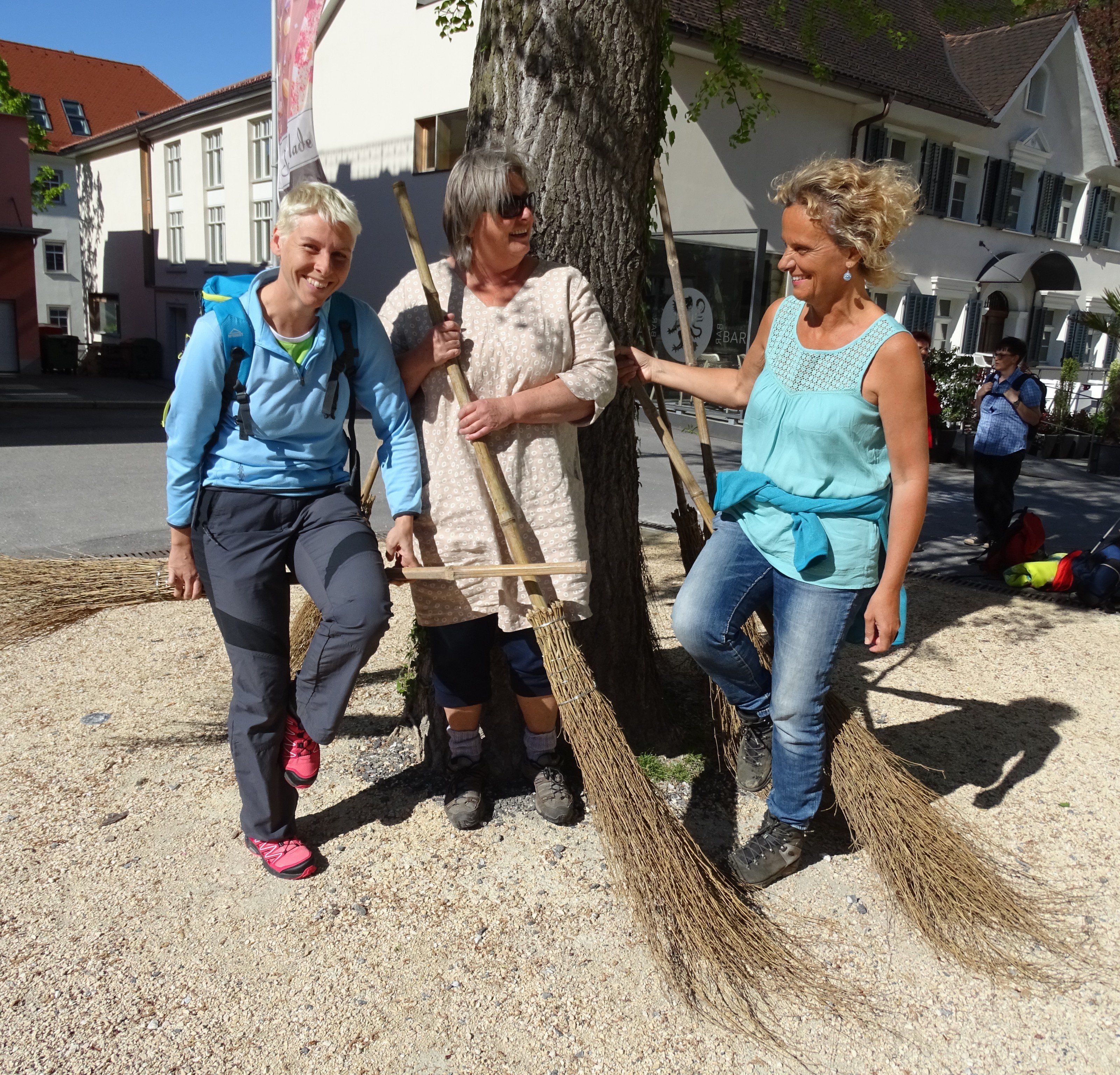 Die „Emsbachinnen“ StR. Patricia Tschallener mit Katharina Waibel und Renate Feichtinger (v.l.) Die „Emsbachinnen“ StR. Patricia Tschallener mit Katharina Waibel und Renate Feichtinger (v.l.)