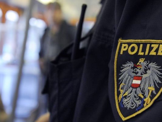 Die Polizei hält sich aus ermittlungstaktischen Gründen zum Fall bedeckt. Die Polizei hält sich aus ermittlungstaktischen Gründen zum Fall bedeckt.