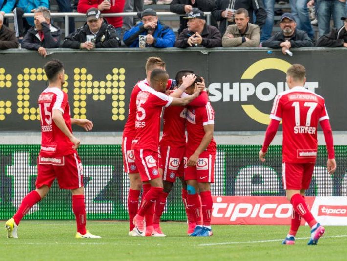 Freude bei der Austria nach dem 1:1. Freude bei der Austria nach dem 1:1.