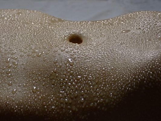Der Bauchnabel wird bei der täglichen Reinigung oft vergessen. Der Bauchnabel wird bei der täglichen Reinigung oft vergessen.