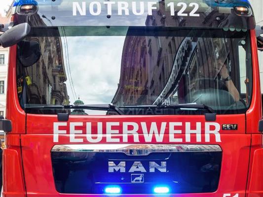 Ein Brand mit einem Verletzten in NÖ löste einen Feuerwehr-Großeinsatz aus.