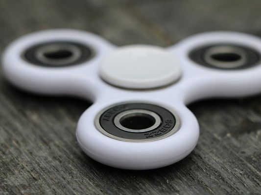Um die Fidget Spinners ist ein wahrer Spielzeug-Hype ausgebrochen. Um die Fidget Spinners ist ein wahrer Spielzeug-Hype ausgebrochen.