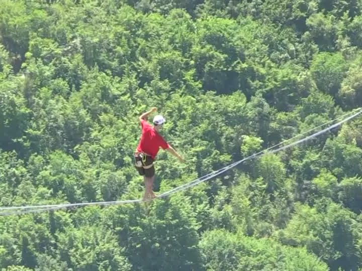 1600 Meter weit auseinander lagen die Befestigungspunkte beim diesjährigen "French Riviera Highline Meeting". 1600 Meter weit auseinander lagen die Befestigungspunkte beim diesjährigen "French Riviera Highline Meeting".