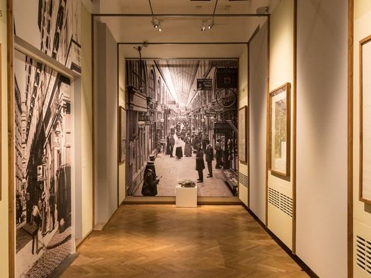 Die Ausstellung zeigt die Geschichte der Wiener Kaufhauskultur. Die Ausstellung zeigt die Geschichte der Wiener Kaufhauskultur.