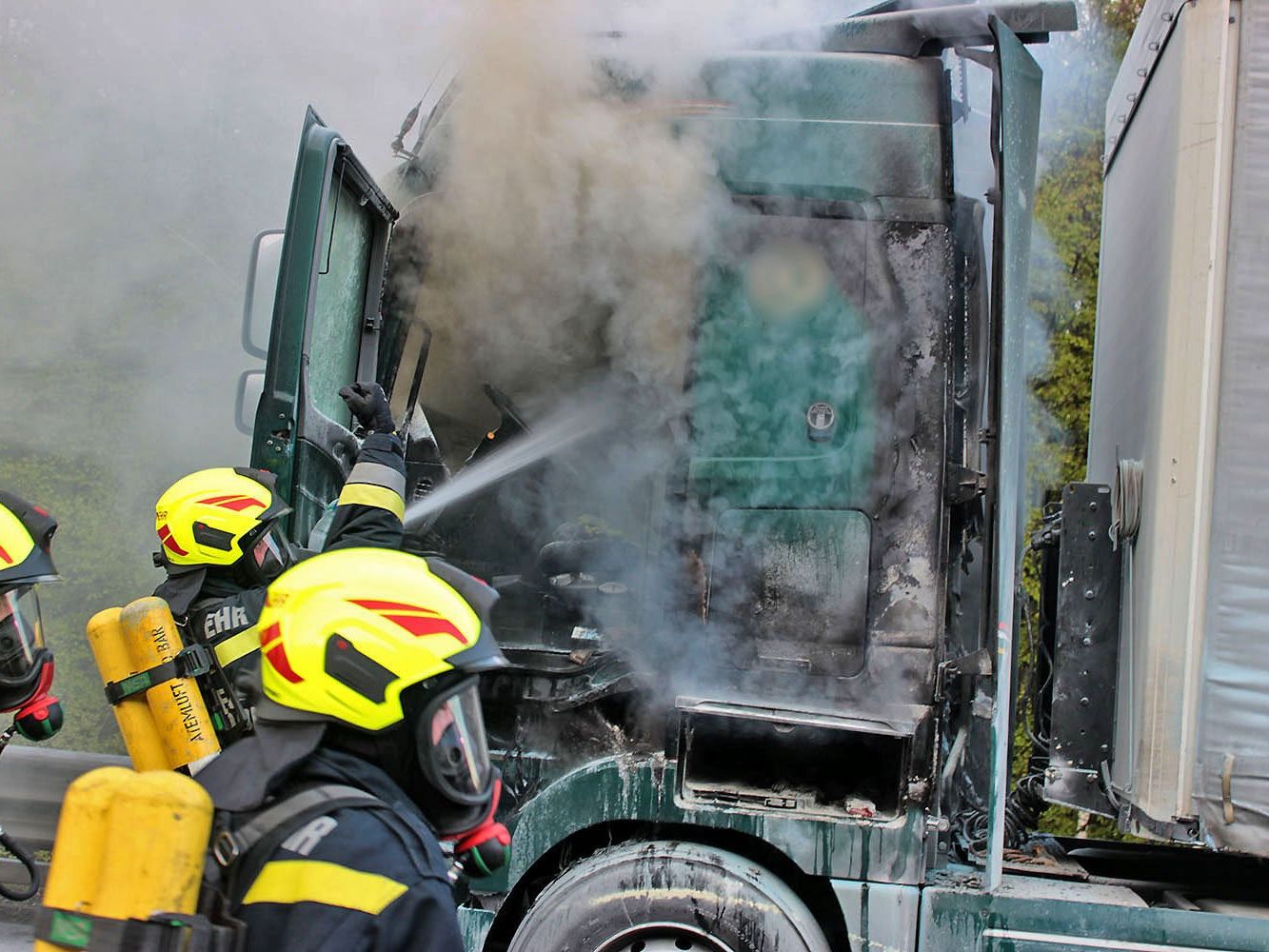 Einsatzkräfte der Feuerwehr während der Brandlöschung auf der A21