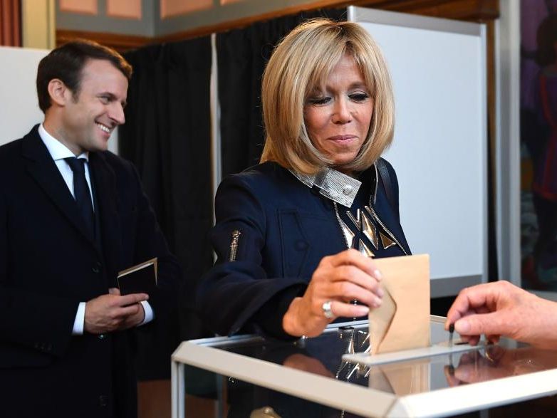 Einzug an der Seite ihres Mannes in den Elysee-Palas Einzug an der Seite ihres Mannes in den Elysee-Palas
