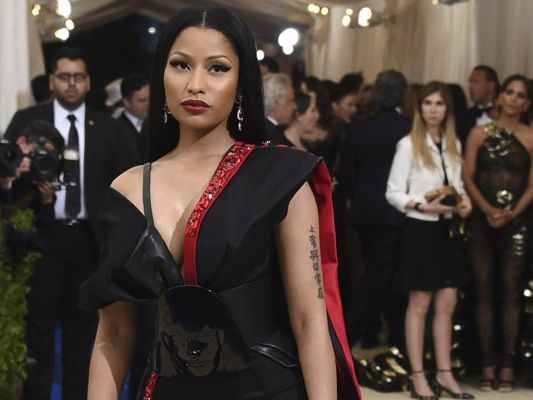 US-Rapperin Nicki Minaj hat in einer Twitter-Aktion angekündigt, mehreren Studenten ihre Studiengebühren zu bezahlen. US-Rapperin Nicki Minaj hat in einer Twitter-Aktion angekündigt, mehreren Studenten ihre Studiengebühren zu bezahlen.