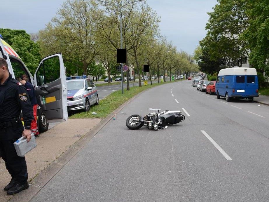 Die Frau wurde vom dem Motorrad erfasst.